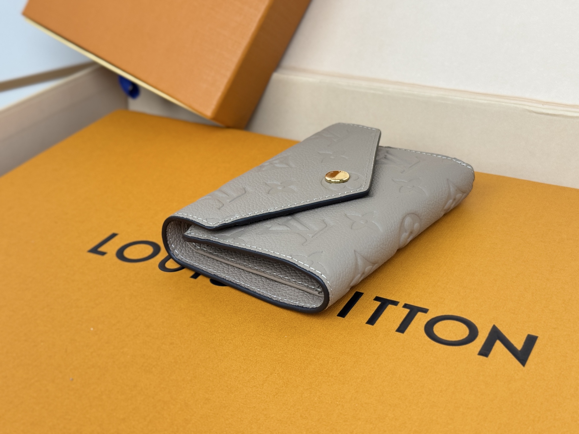 Louis Vuitton M64061 华美而实用 此款由Monogram