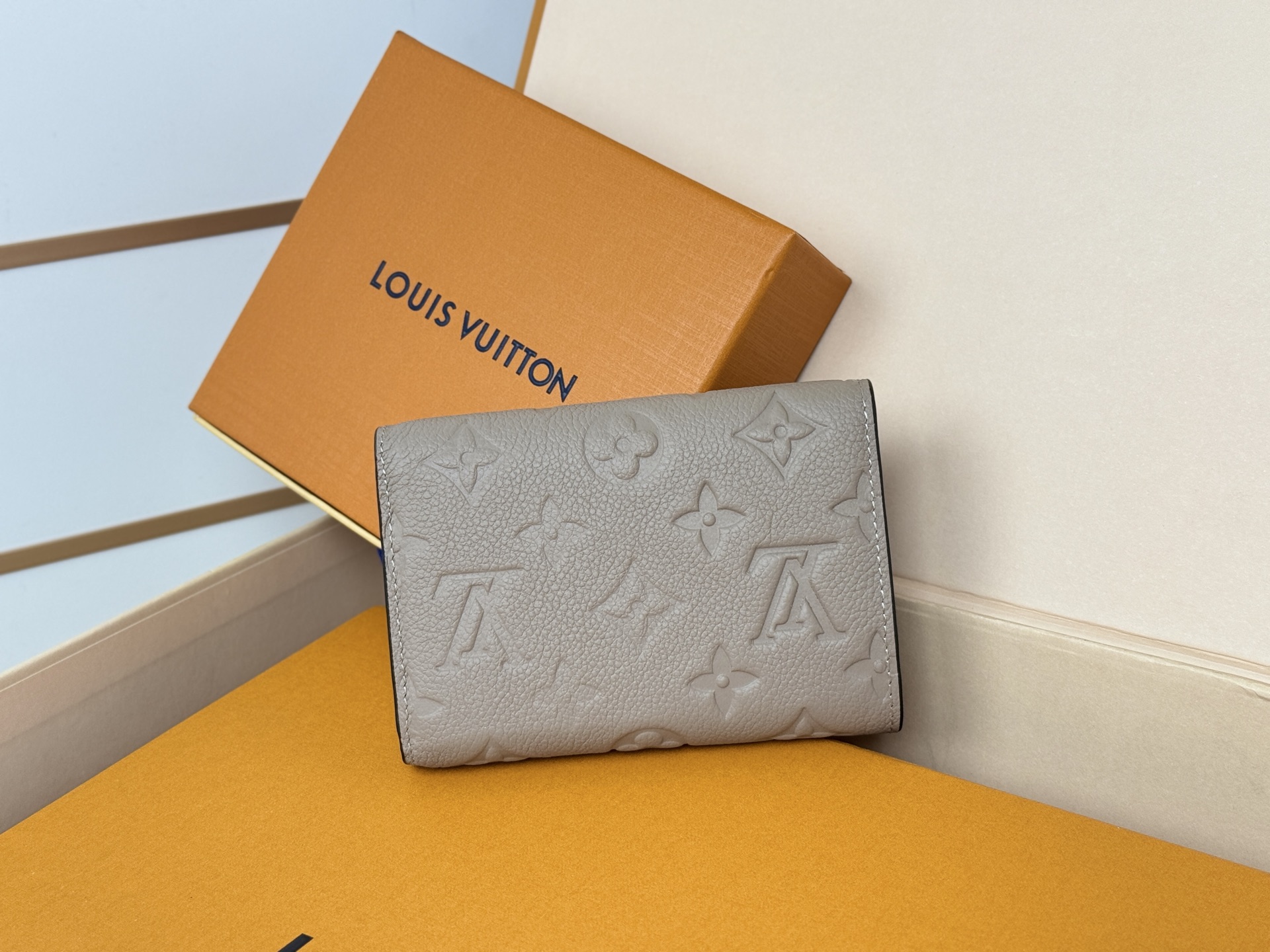Louis Vuitton M64061 华美而实用 此款由Monogram