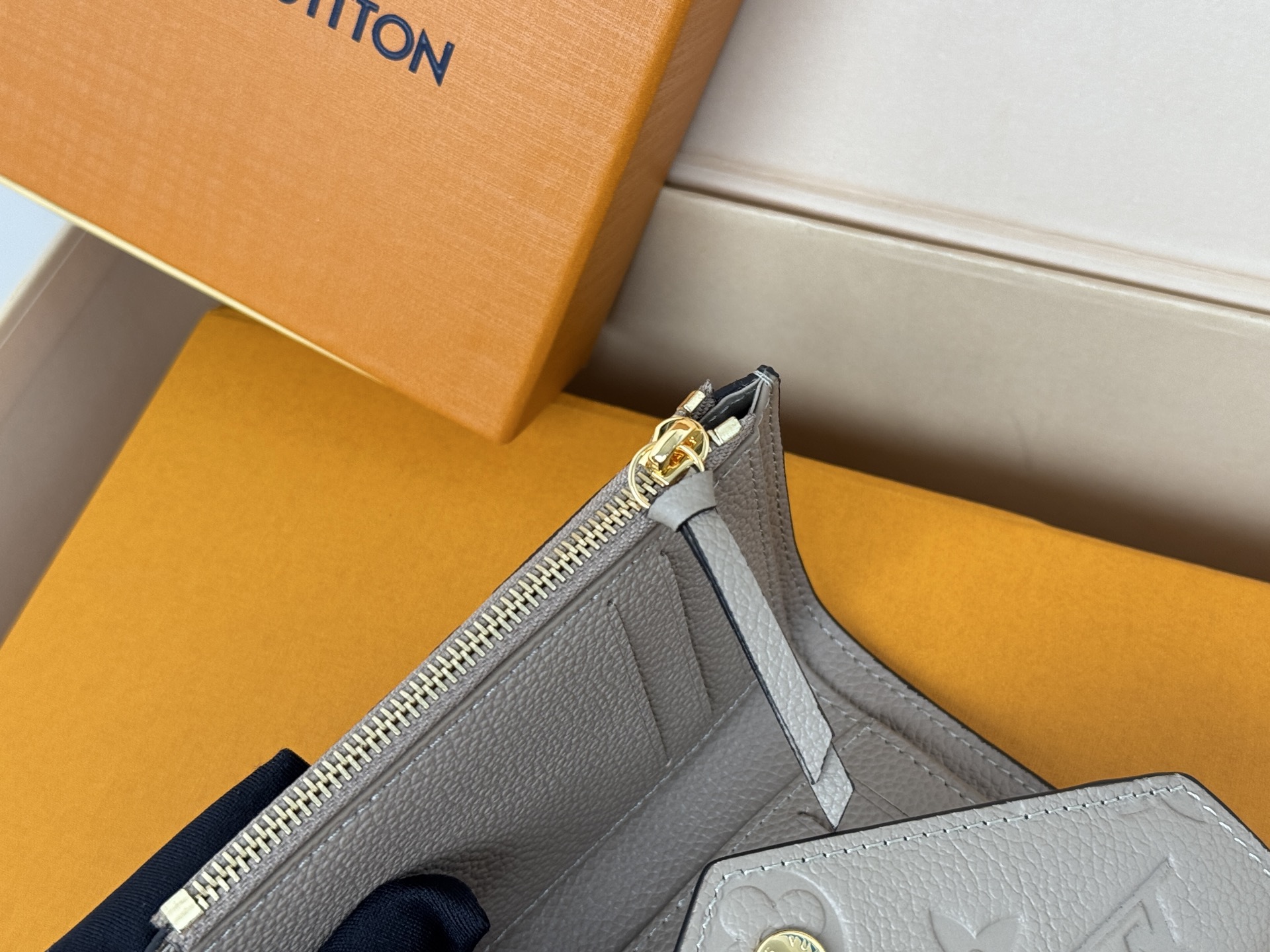 Louis Vuitton M64061 华美而实用 此款由Monogram