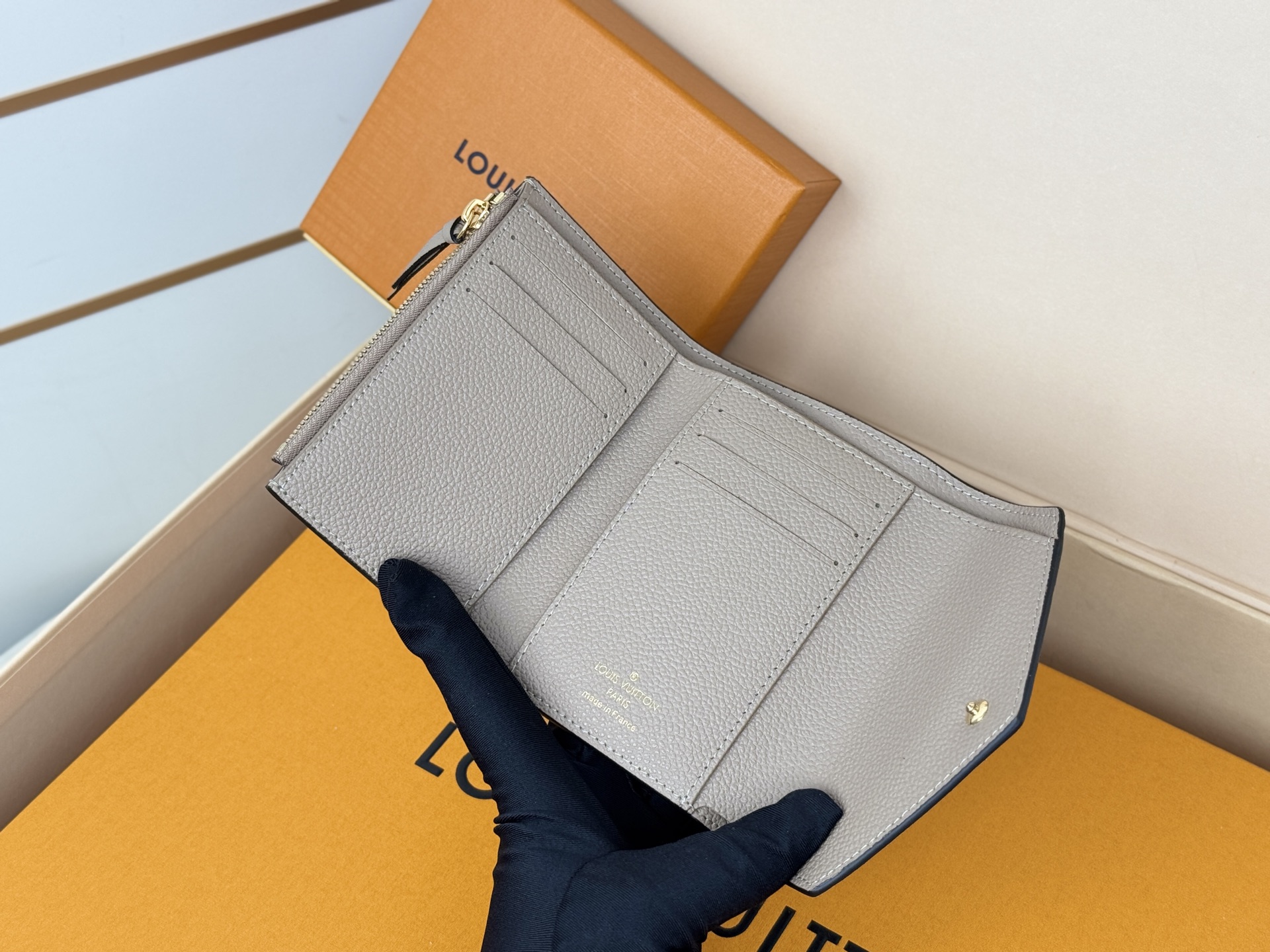 Louis Vuitton M64061 华美而实用 此款由Monogram