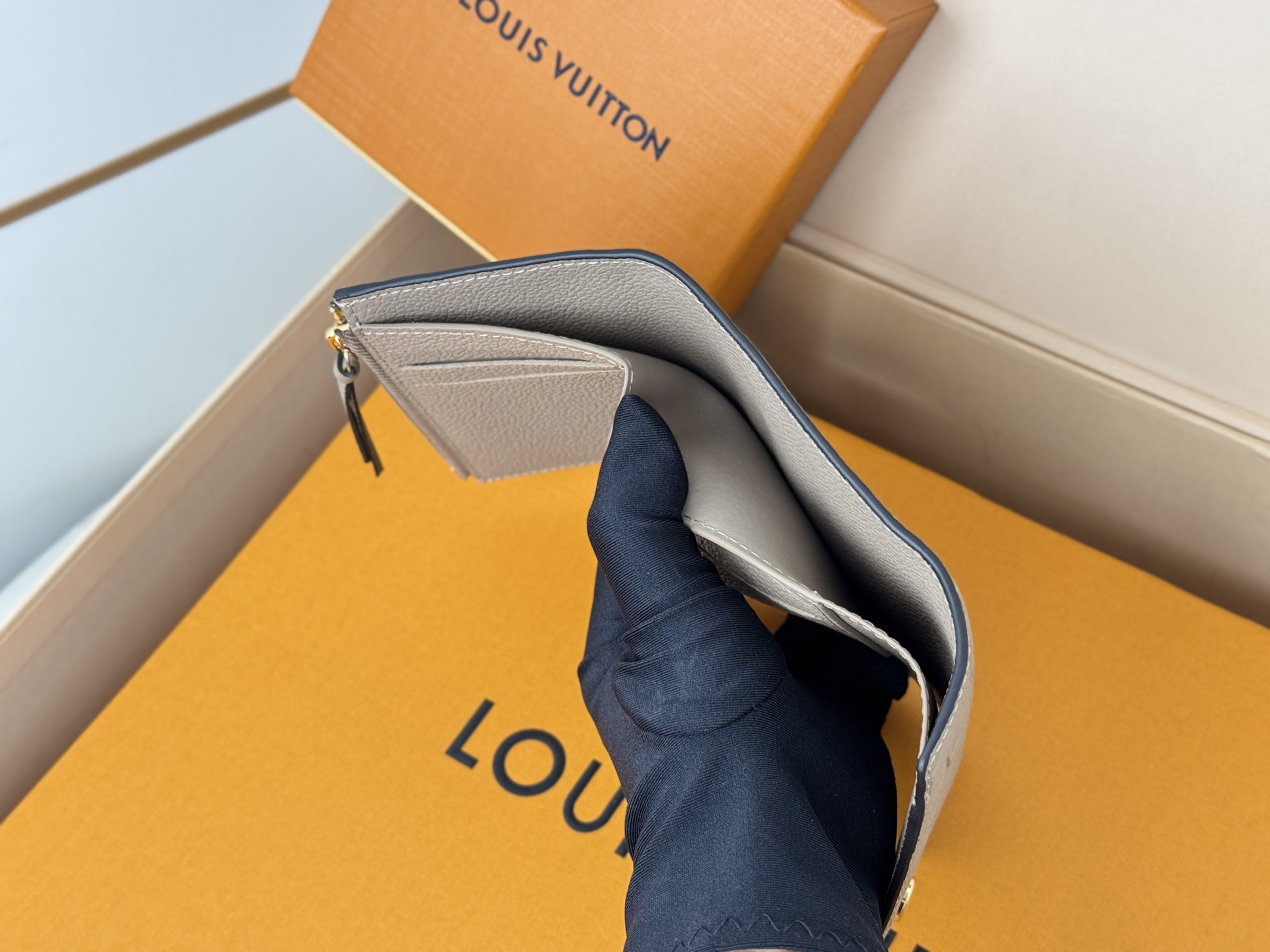 Louis Vuitton M64061 华美而实用 此款由Monogram