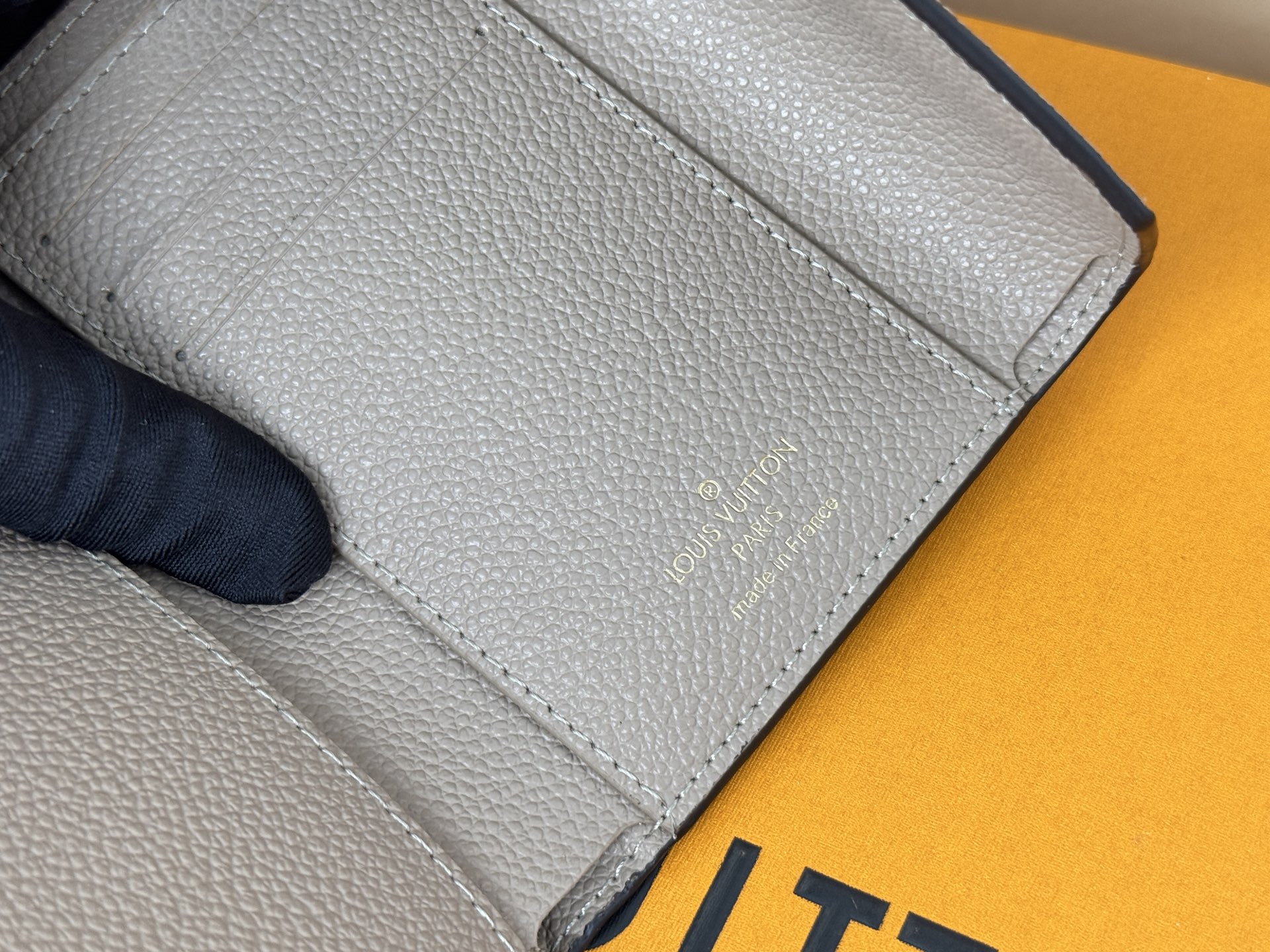 Louis Vuitton M64061 华美而实用 此款由Monogram