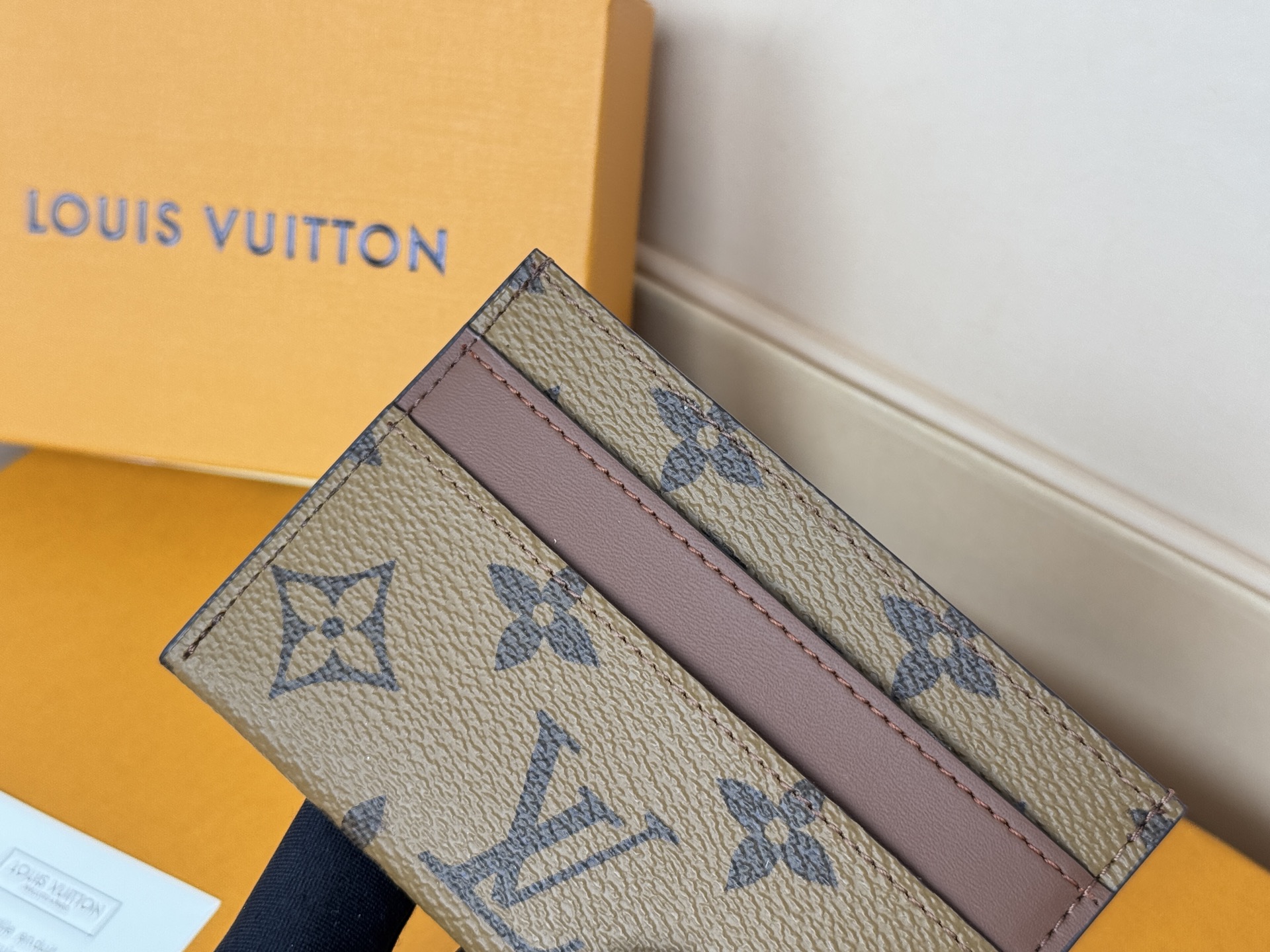 Louis Vuitton M62170黄花-独家 此款采用全新Monogram Eclipse涂层帆布材质的卡片夹风格靓丽而
