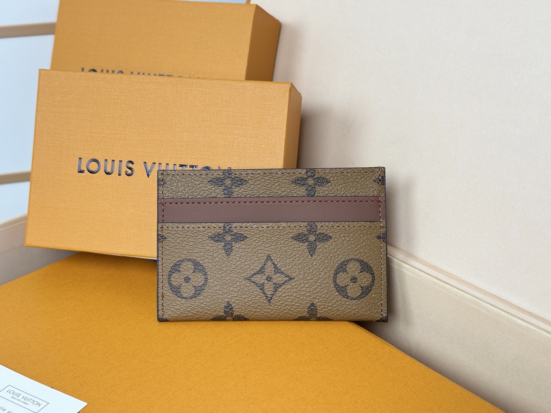 Louis Vuitton M62170黄花-独家 此款采用全新Monogram Eclipse涂层帆布材质的卡片夹风格靓丽而
