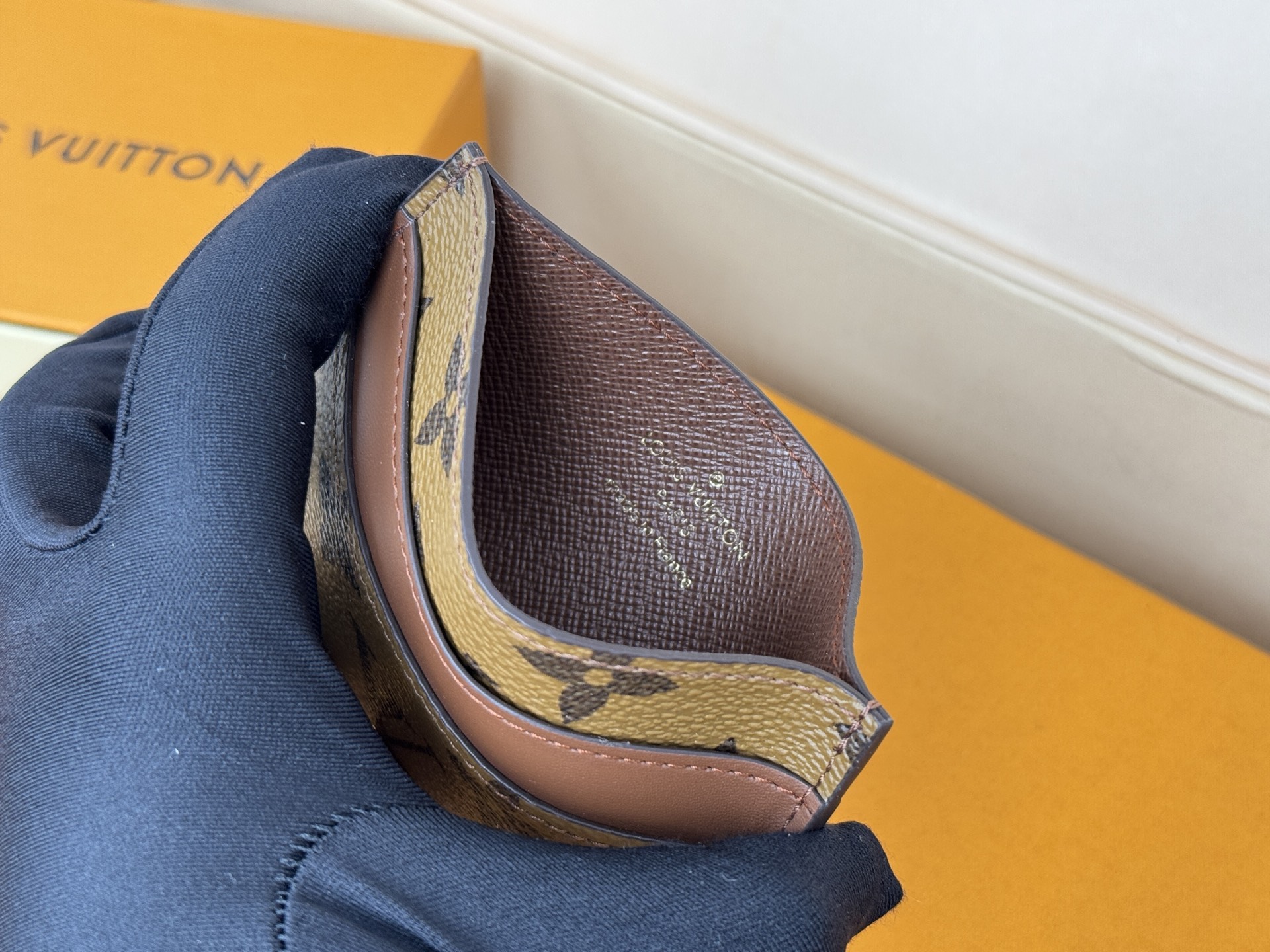 Louis Vuitton M62170黄花-独家 此款采用全新Monogram Eclipse涂层帆布材质的卡片夹风格靓丽而