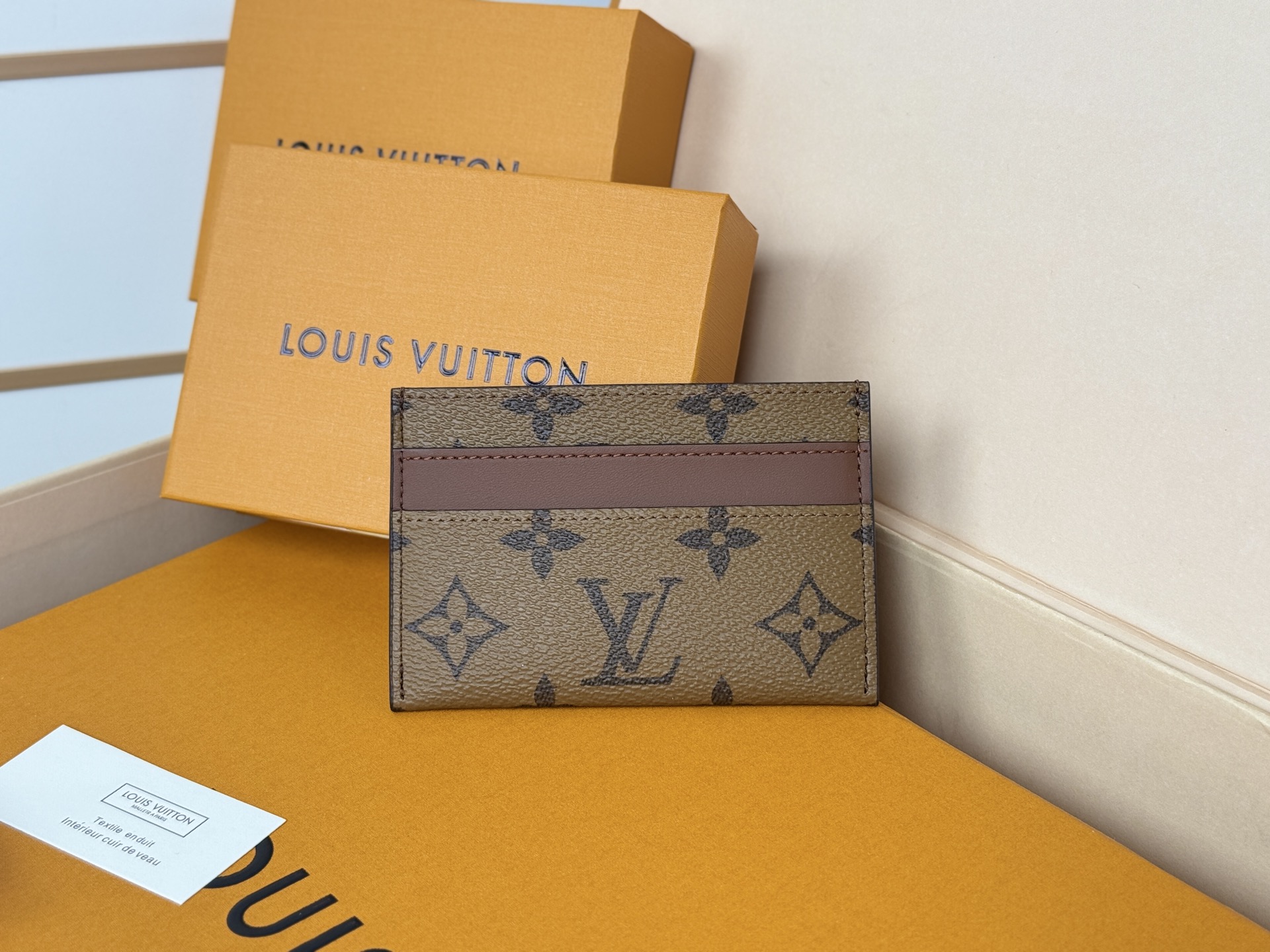 Louis Vuitton M62170黄花-独家 此款采用全新Monogram Eclipse涂层帆布材质的卡片夹风格靓丽而