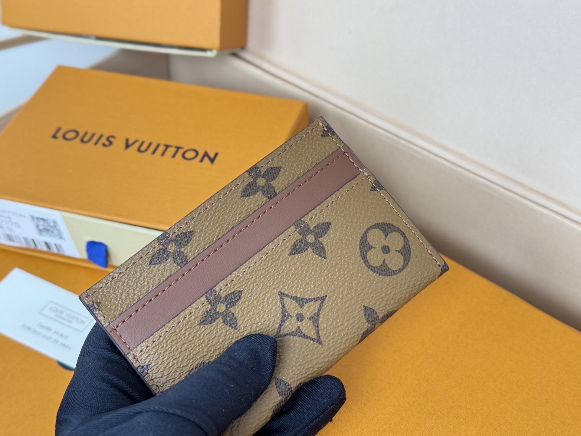 Louis Vuitton M62170黄花-独家 此款采用全新Monogram Eclipse涂层帆布材质的卡片夹风格靓丽而