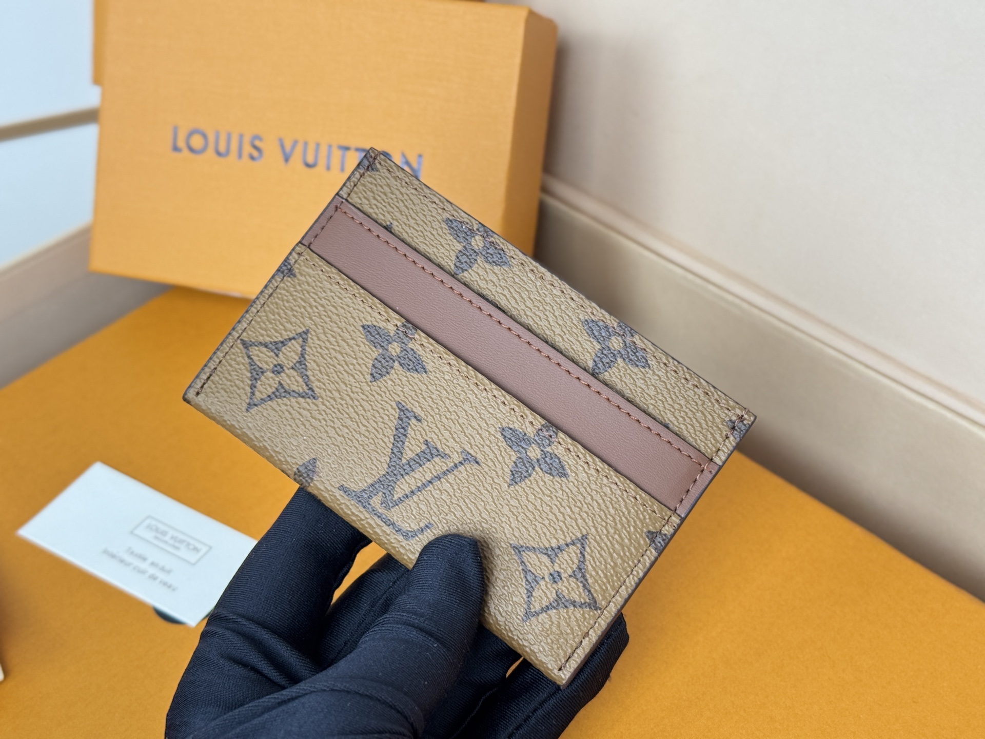 Louis Vuitton M62170黄花-独家 此款采用全新Monogram Eclipse涂层帆布材质的卡片夹风格靓丽而