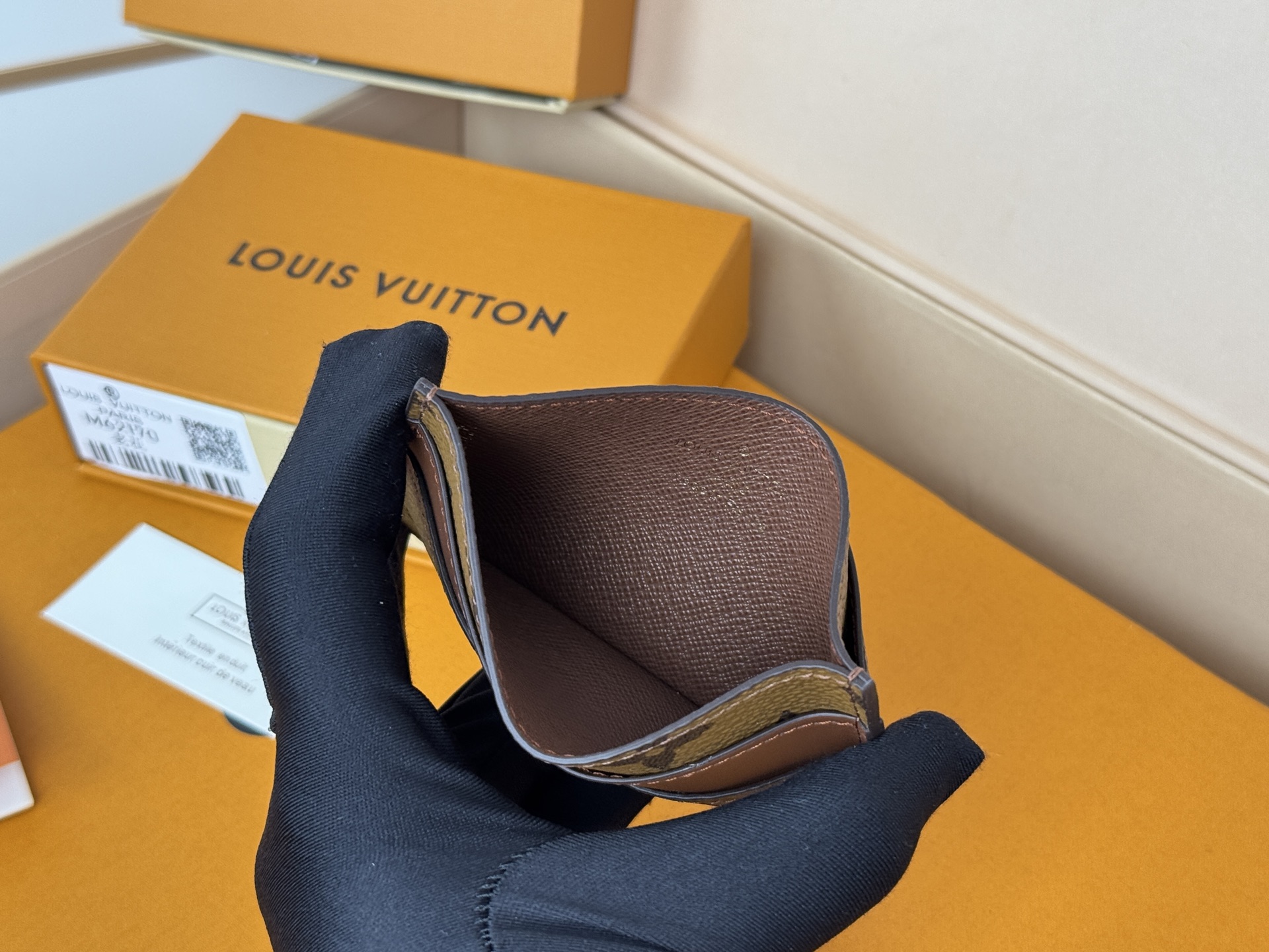 Louis Vuitton M62170黄花-独家 此款采用全新Monogram Eclipse涂层帆布材质的卡片夹风格靓丽而