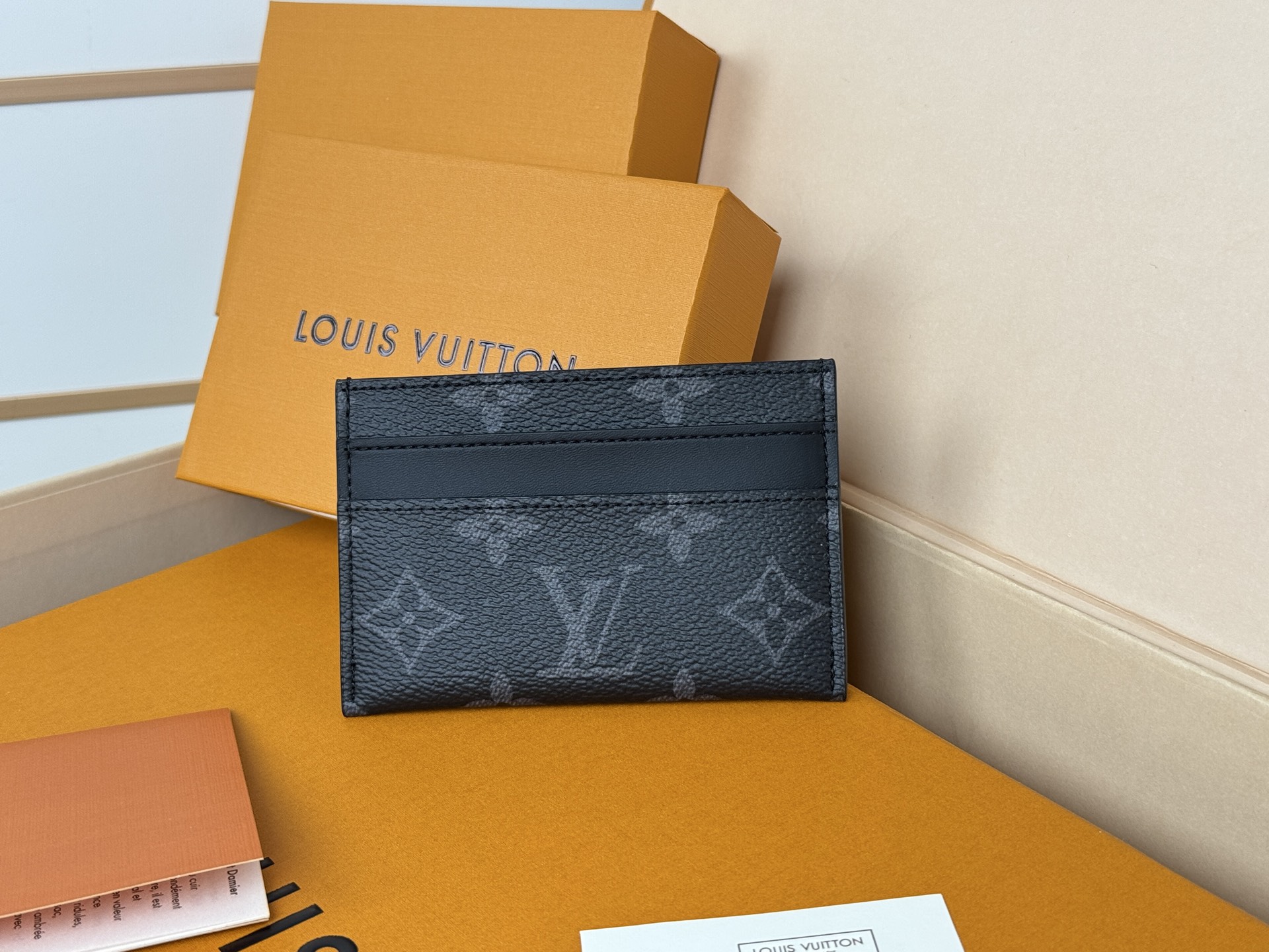 Louis Vuitton M62170黑花-独家 此款采用全新Monogram Eclipse涂层帆布材质的卡片夹风格靓丽而