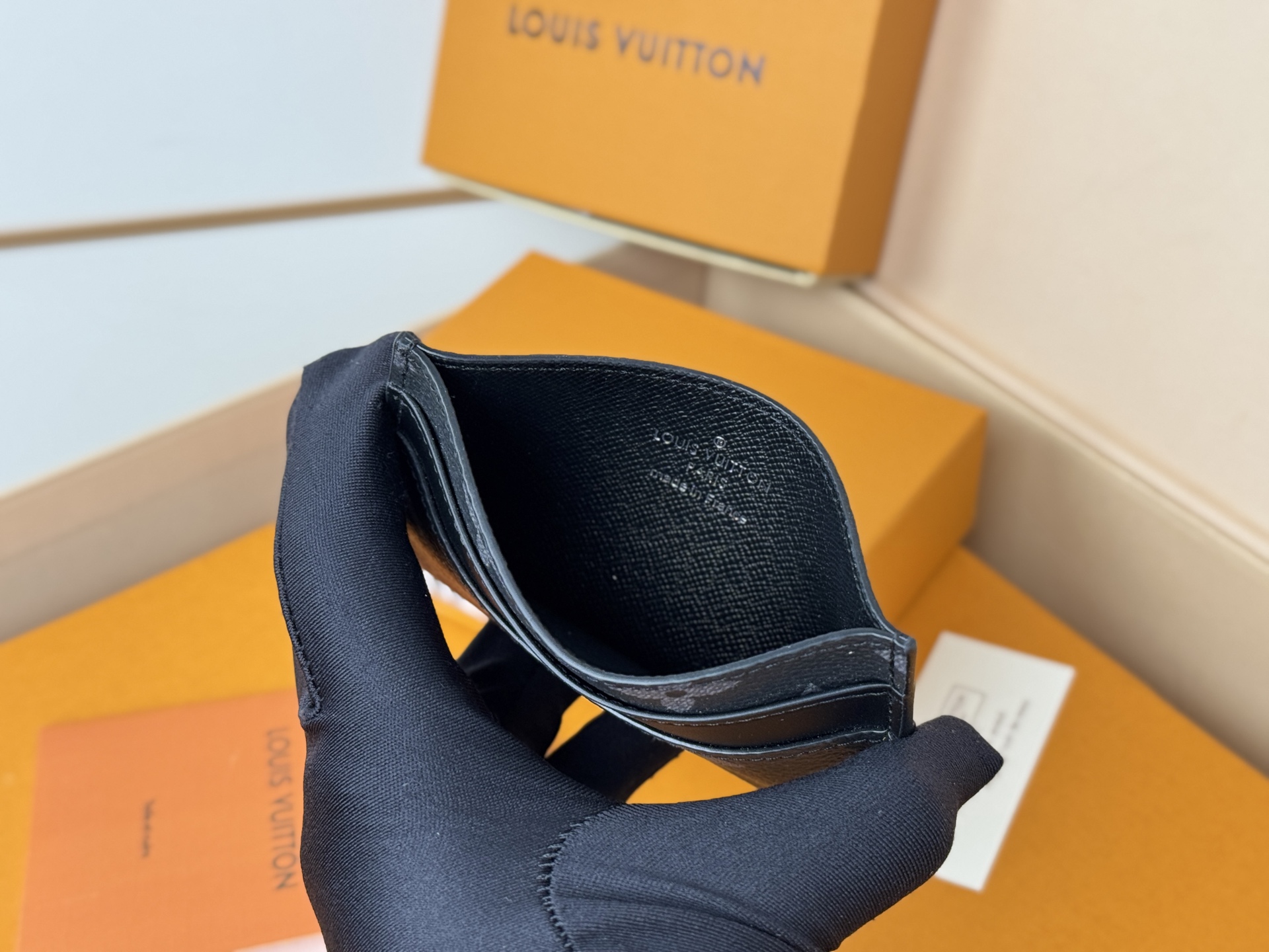 Louis Vuitton M62170黑花-独家 此款采用全新Monogram Eclipse涂层帆布材质的卡片夹风格靓丽而
