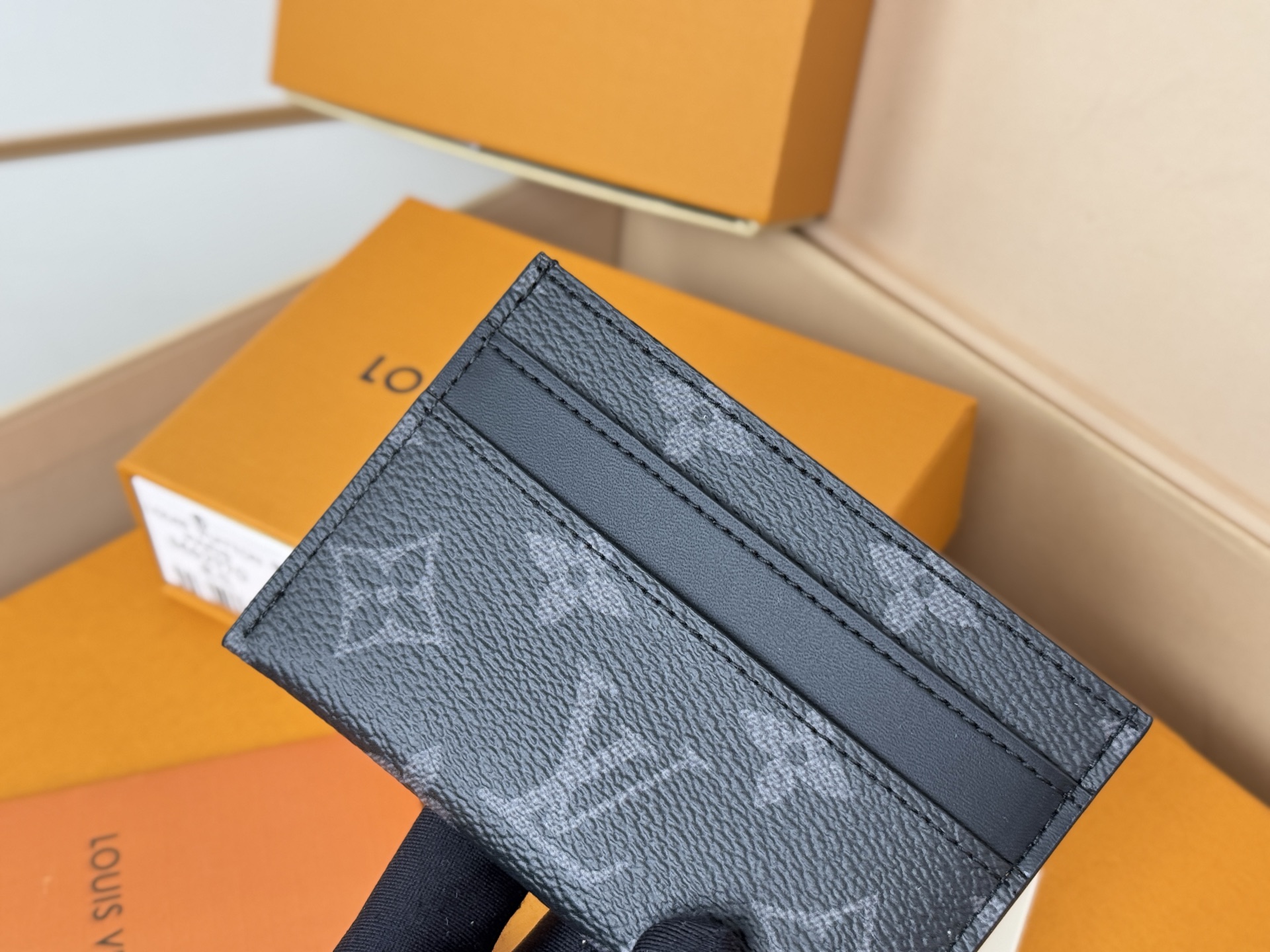 Louis Vuitton M62170黑花-独家 此款采用全新Monogram Eclipse涂层帆布材质的卡片夹风格靓丽而