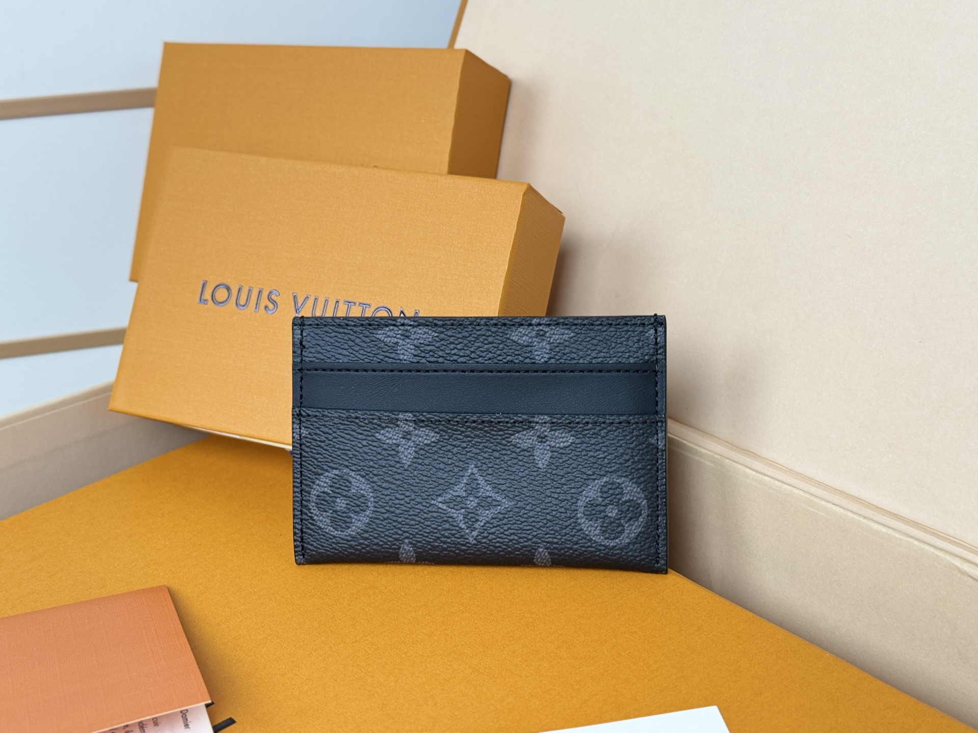 Louis Vuitton M62170黑花-独家 此款采用全新Monogram Eclipse涂层帆布材质的卡片夹风格靓丽而