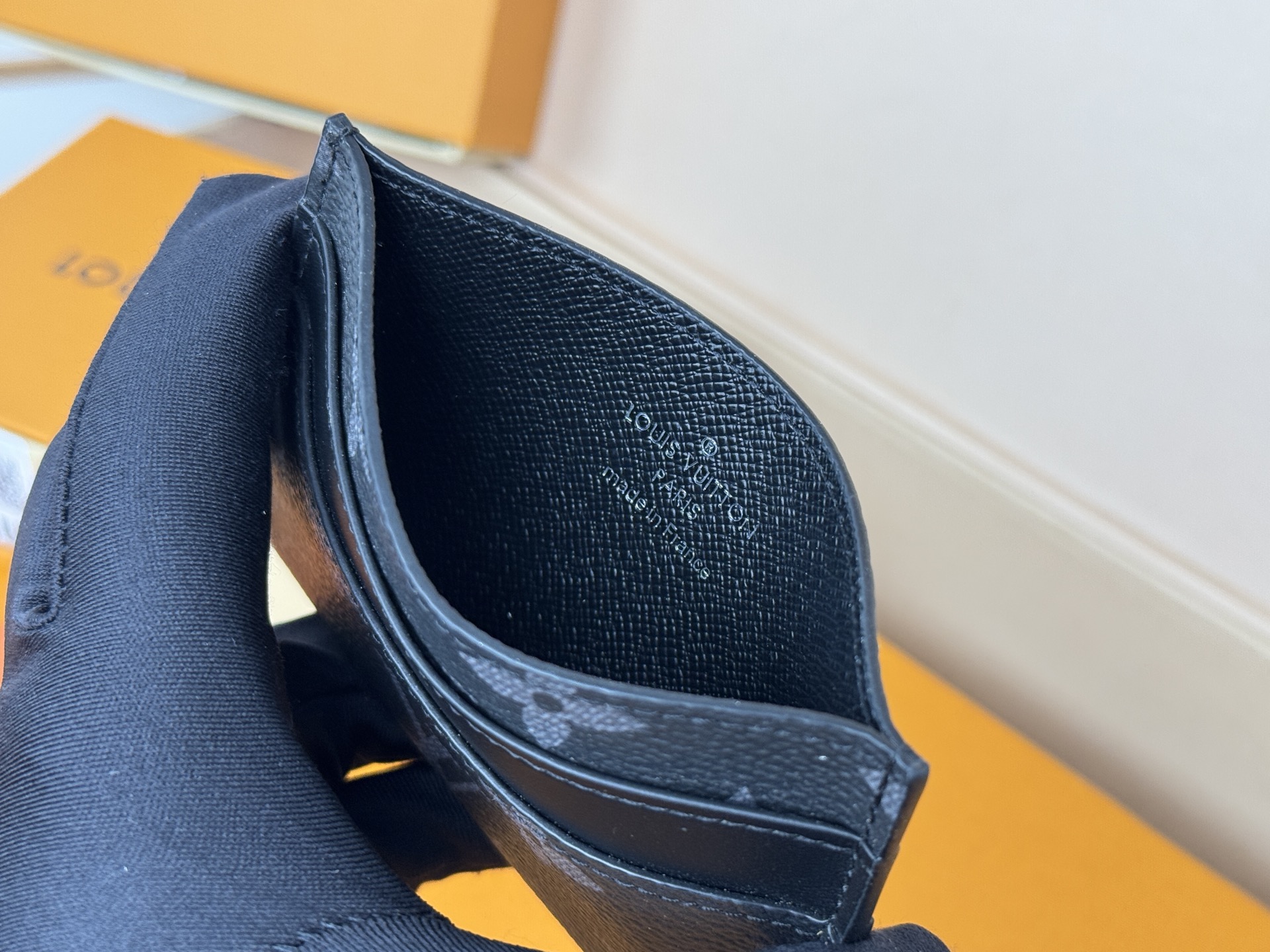 Louis Vuitton M62170黑花-独家 此款采用全新Monogram Eclipse涂层帆布材质的卡片夹风格靓丽而