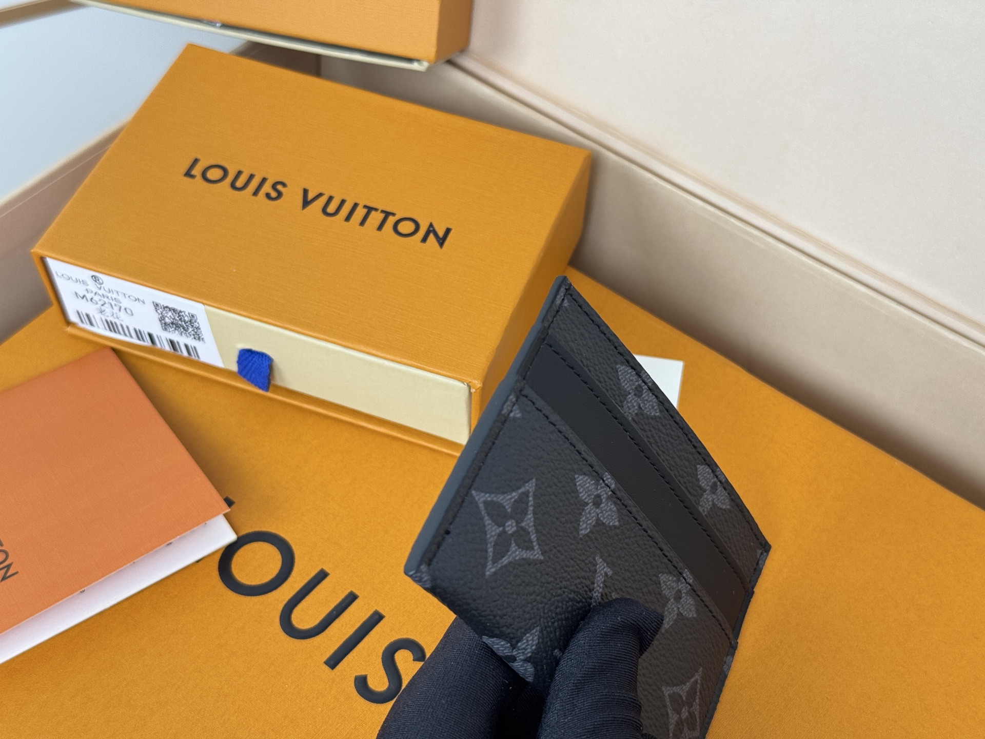Louis Vuitton M62170黑花-独家 此款采用全新Monogram Eclipse涂层帆布材质的卡片夹风格靓丽而