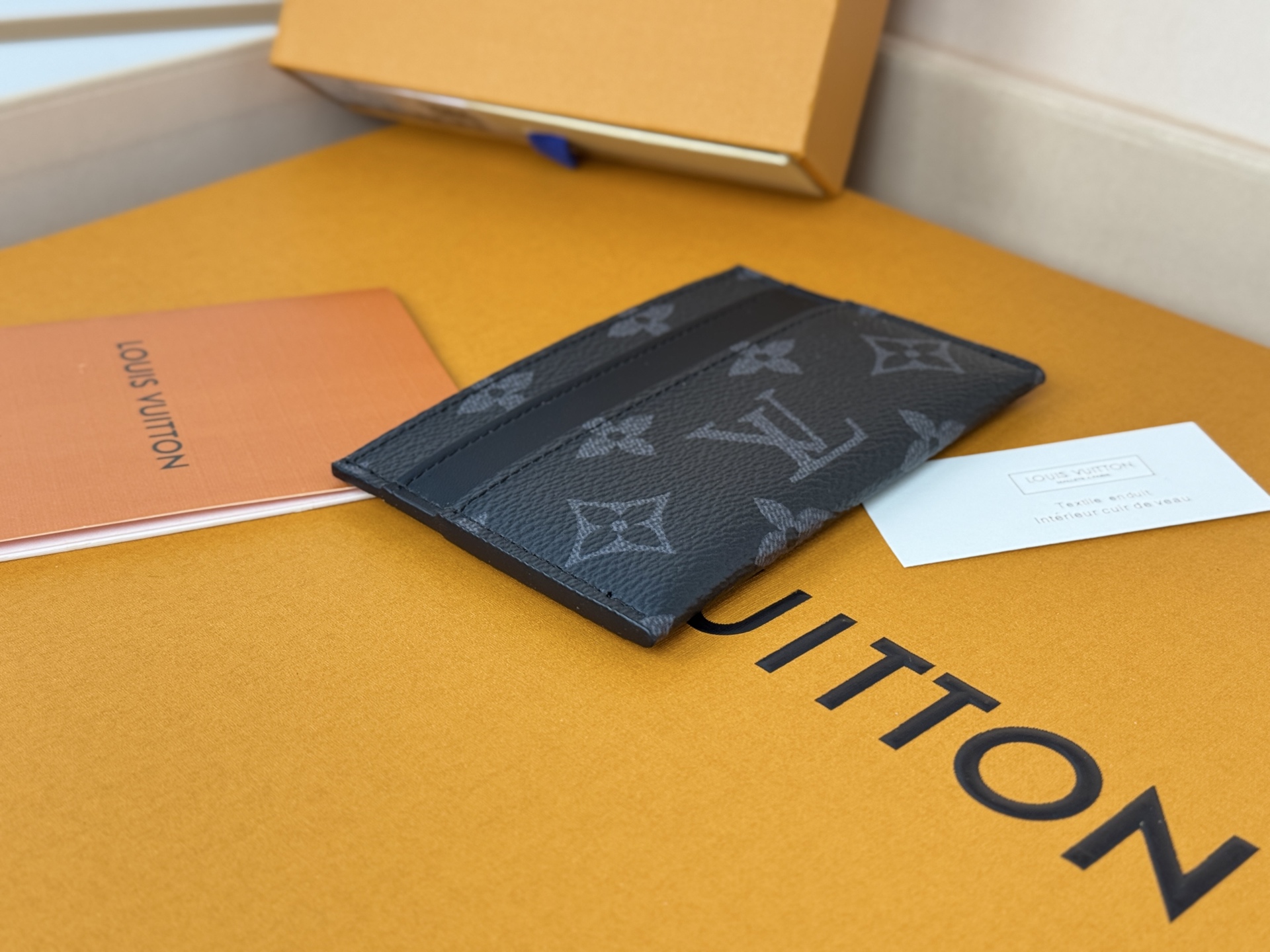 Louis Vuitton M62170黑花-独家 此款采用全新Monogram Eclipse涂层帆布材质的卡片夹风格靓丽而