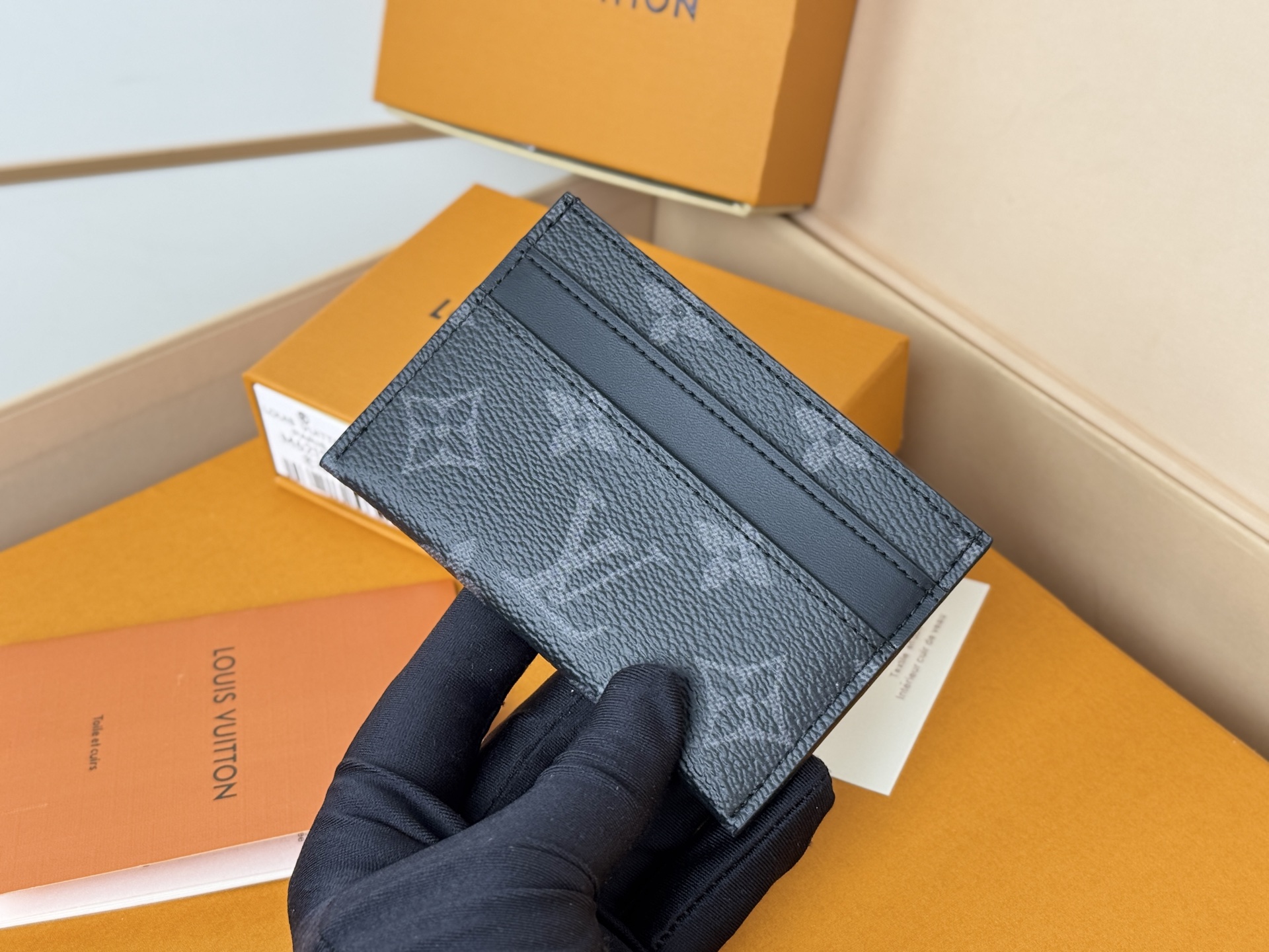 Louis Vuitton M62170黑花-独家 此款采用全新Monogram Eclipse涂层帆布材质的卡片夹风格靓丽而