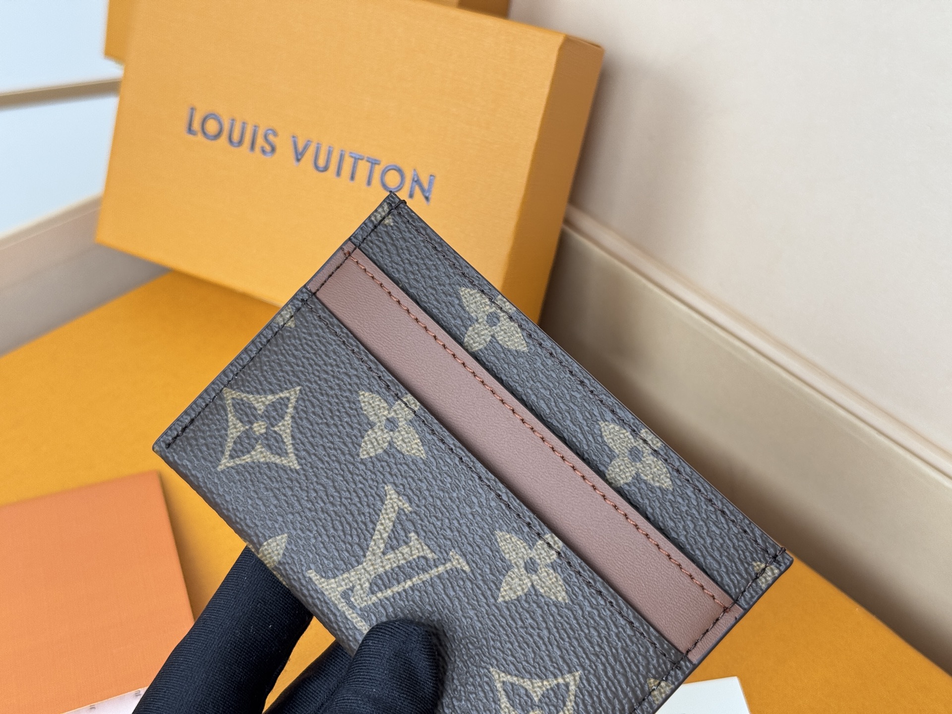 Louis Vuitton M62170老花-独家 此款采用全新Monogram Eclipse涂层帆布材质的卡片夹风格靓丽而