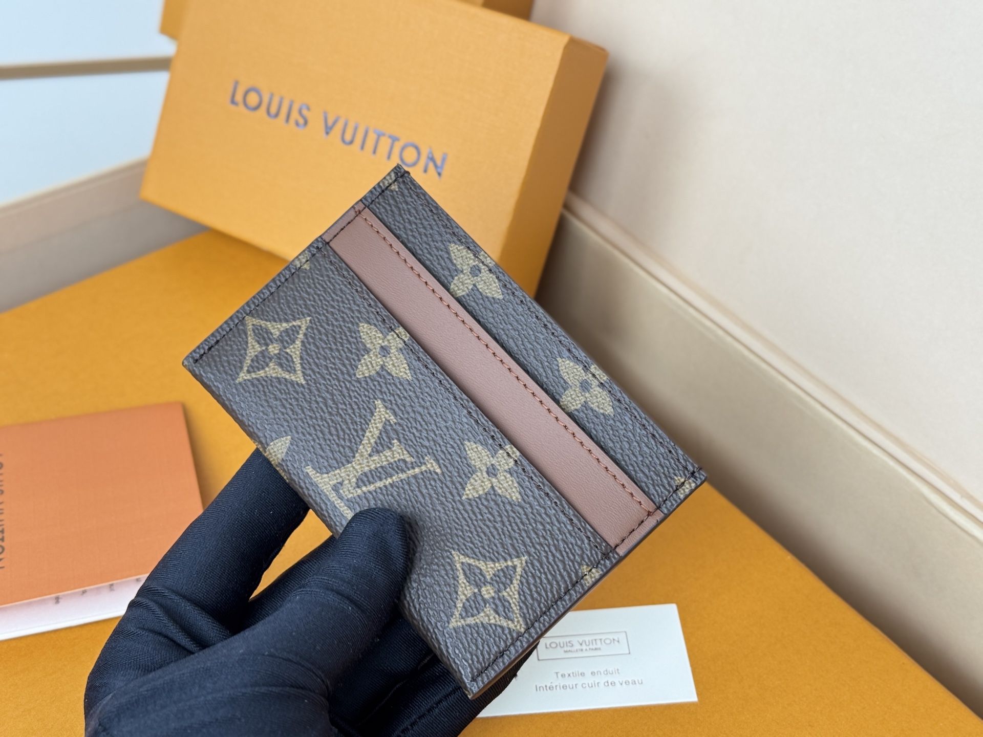 Louis Vuitton M62170老花-独家 此款采用全新Monogram Eclipse涂层帆布材质的卡片夹风格靓丽而