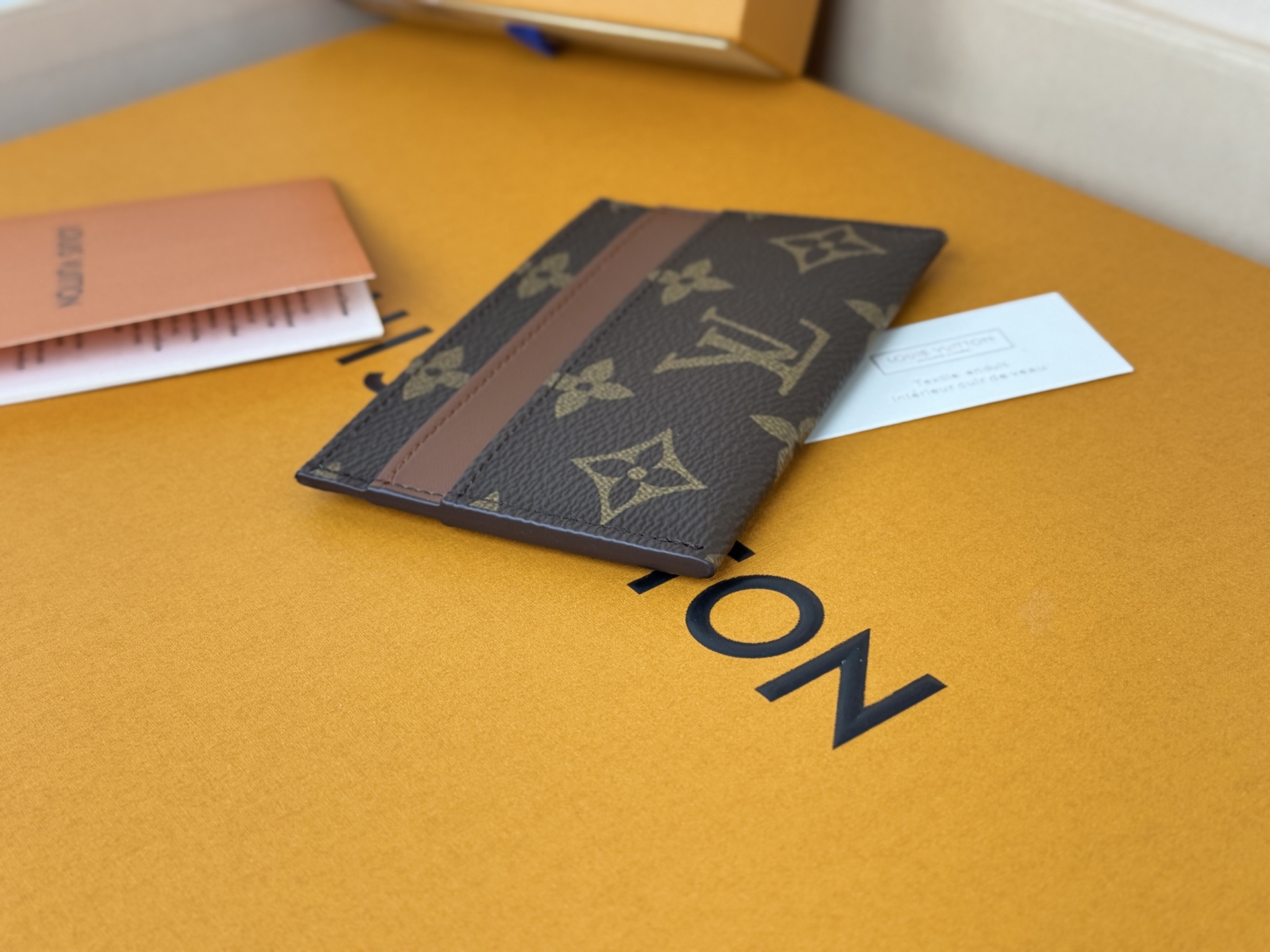 Louis Vuitton M62170老花-独家 此款采用全新Monogram Eclipse涂层帆布材质的卡片夹风格靓丽而