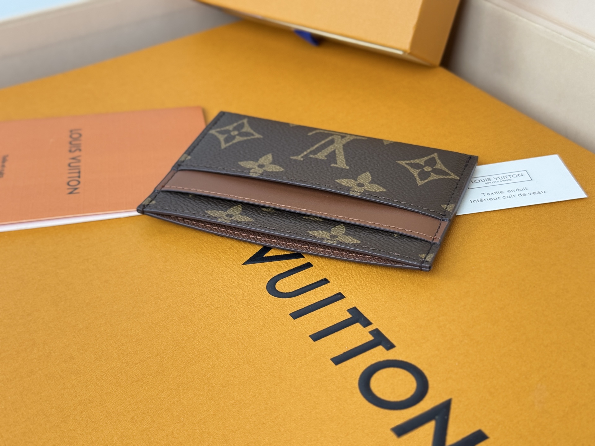 Louis Vuitton M62170老花-独家 此款采用全新Monogram Eclipse涂层帆布材质的卡片夹风格靓丽而