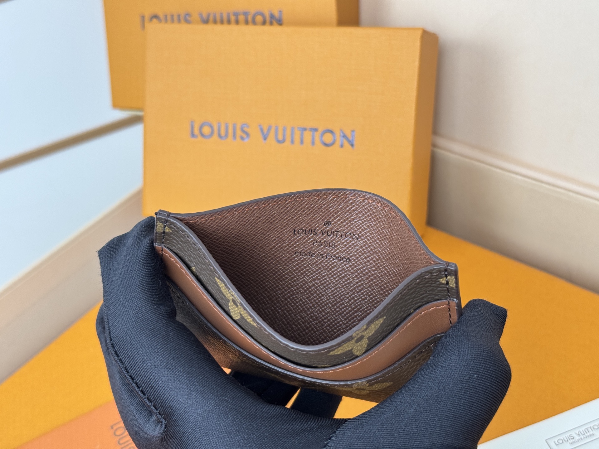 Louis Vuitton M62170老花-独家 此款采用全新Monogram Eclipse涂层帆布材质的卡片夹风格靓丽而