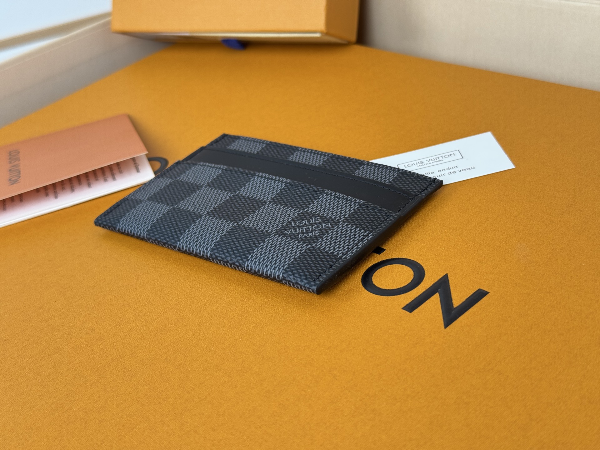 Louis Vuitton M62170黑格独家 此款采用全新Monogram Eclipse涂层帆布材质的卡片夹风格靓丽而