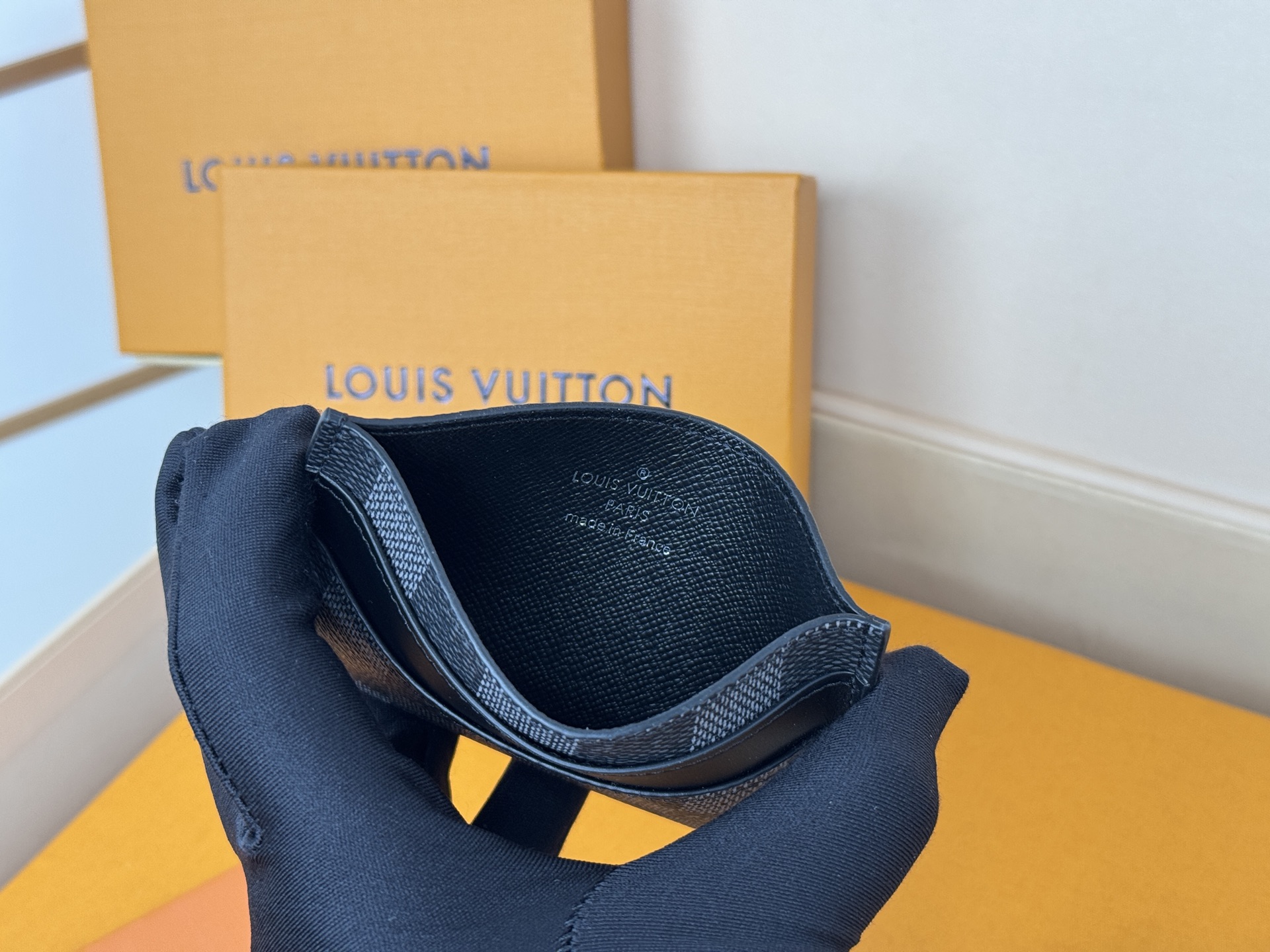Louis Vuitton M62170黑格独家 此款采用全新Monogram Eclipse涂层帆布材质的卡片夹风格靓丽而