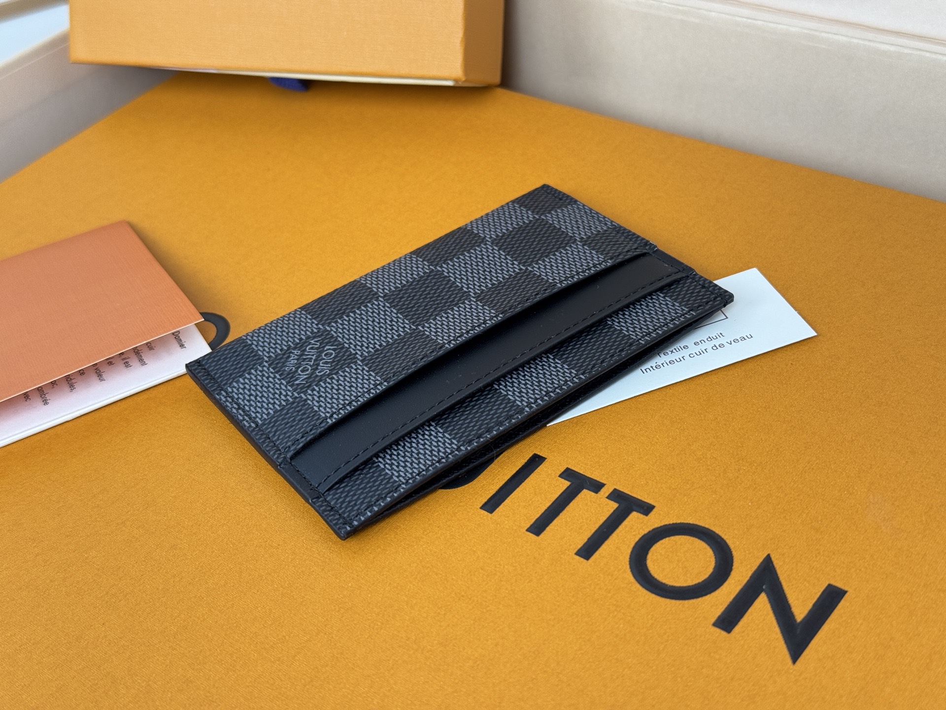 Louis Vuitton M62170黑格独家 此款采用全新Monogram Eclipse涂层帆布材质的卡片夹风格靓丽而