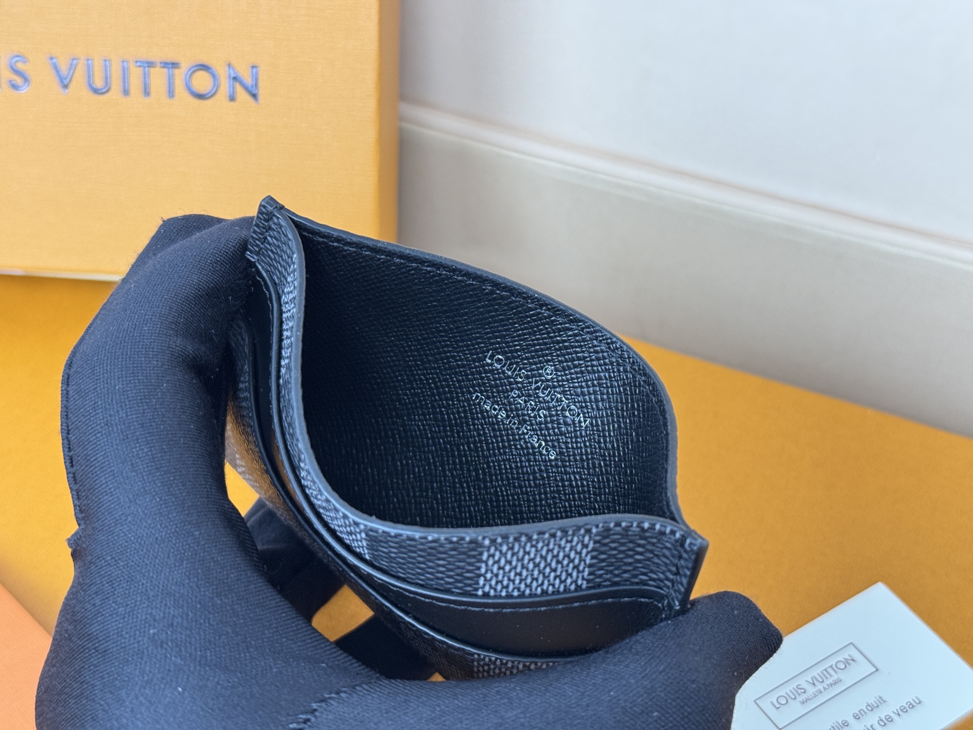 Louis Vuitton M62170黑格独家 此款采用全新Monogram Eclipse涂层帆布材质的卡片夹风格靓丽而