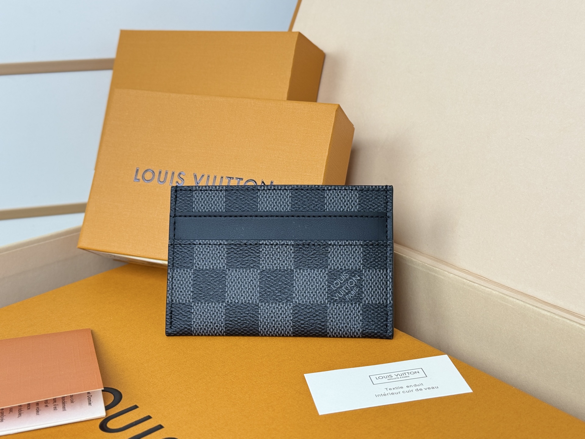 Louis Vuitton M62170黑格独家 此款采用全新Monogram Eclipse涂层帆布材质的卡片夹风格靓丽而