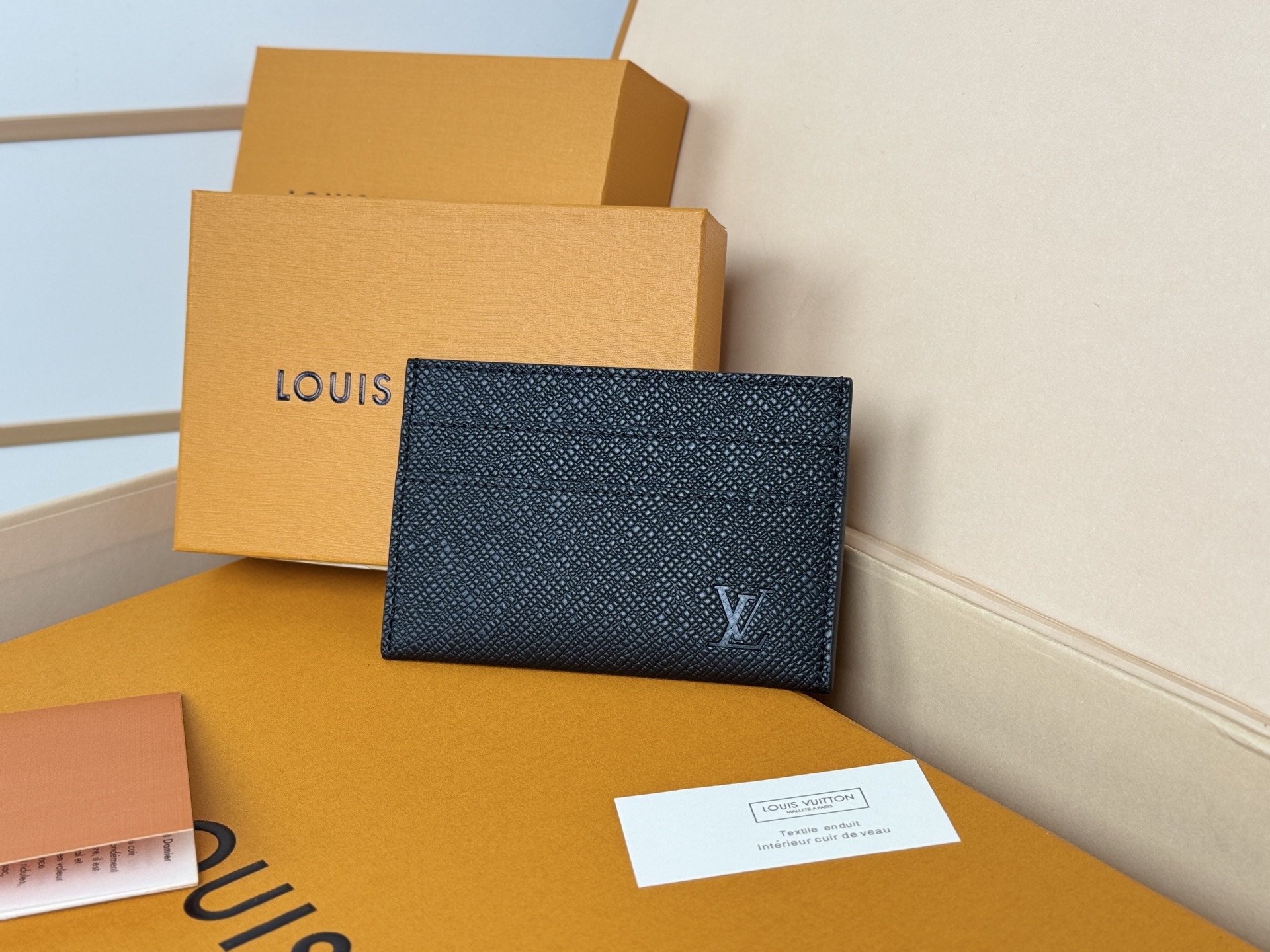 Louis Vuitton M32730十字纹独家 此款采用全新Monogram Eclipse涂层帆布材质的卡片夹风格靓丽而