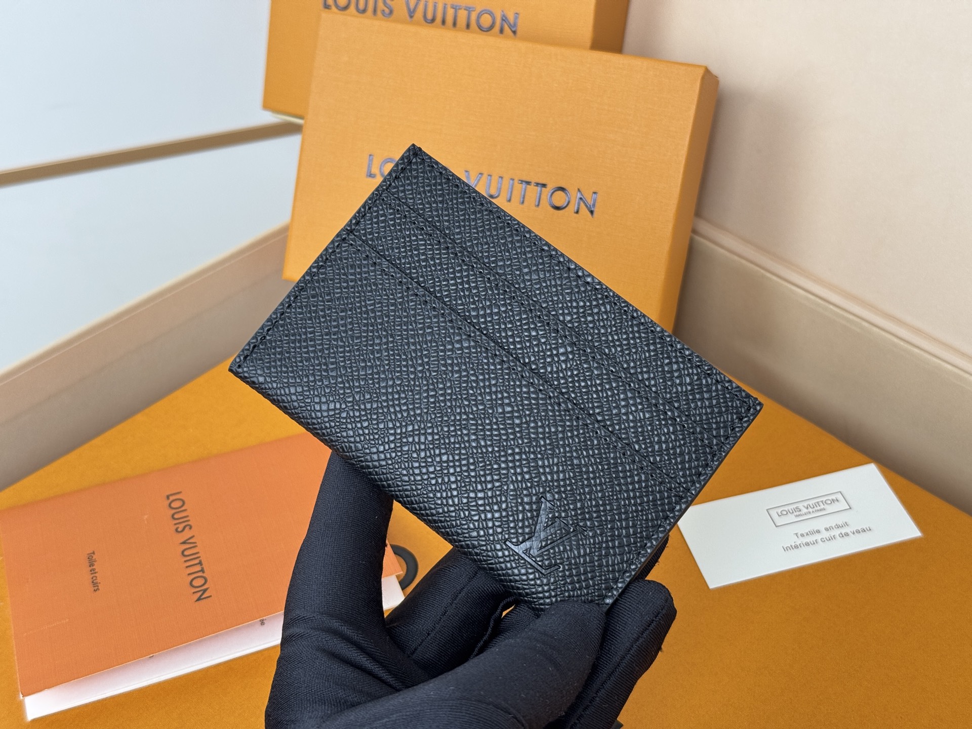 Louis Vuitton M32730十字纹独家 此款采用全新Monogram Eclipse涂层帆布材质的卡片夹风格靓丽而