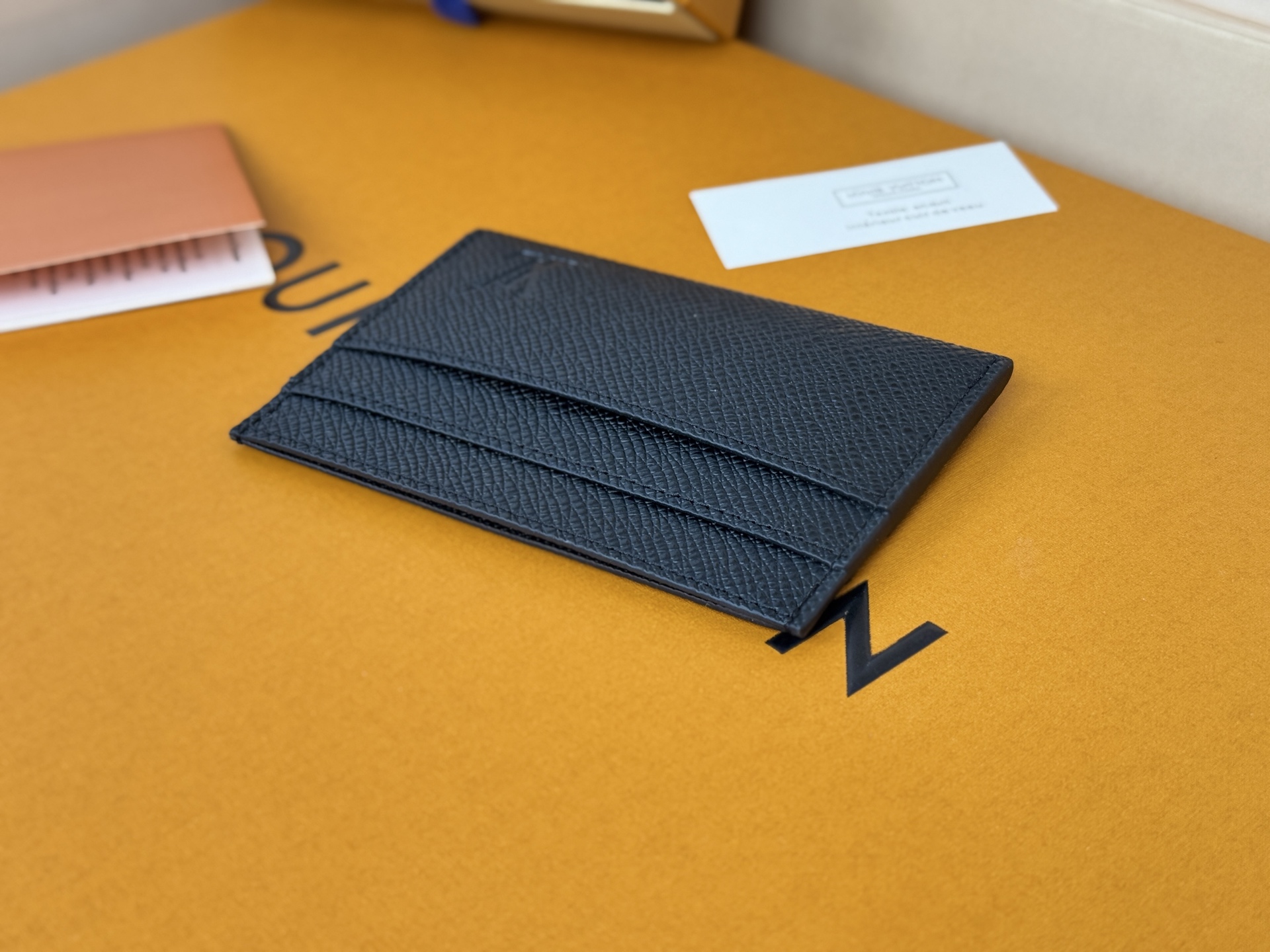 Louis Vuitton M32730十字纹独家 此款采用全新Monogram Eclipse涂层帆布材质的卡片夹风格靓丽而