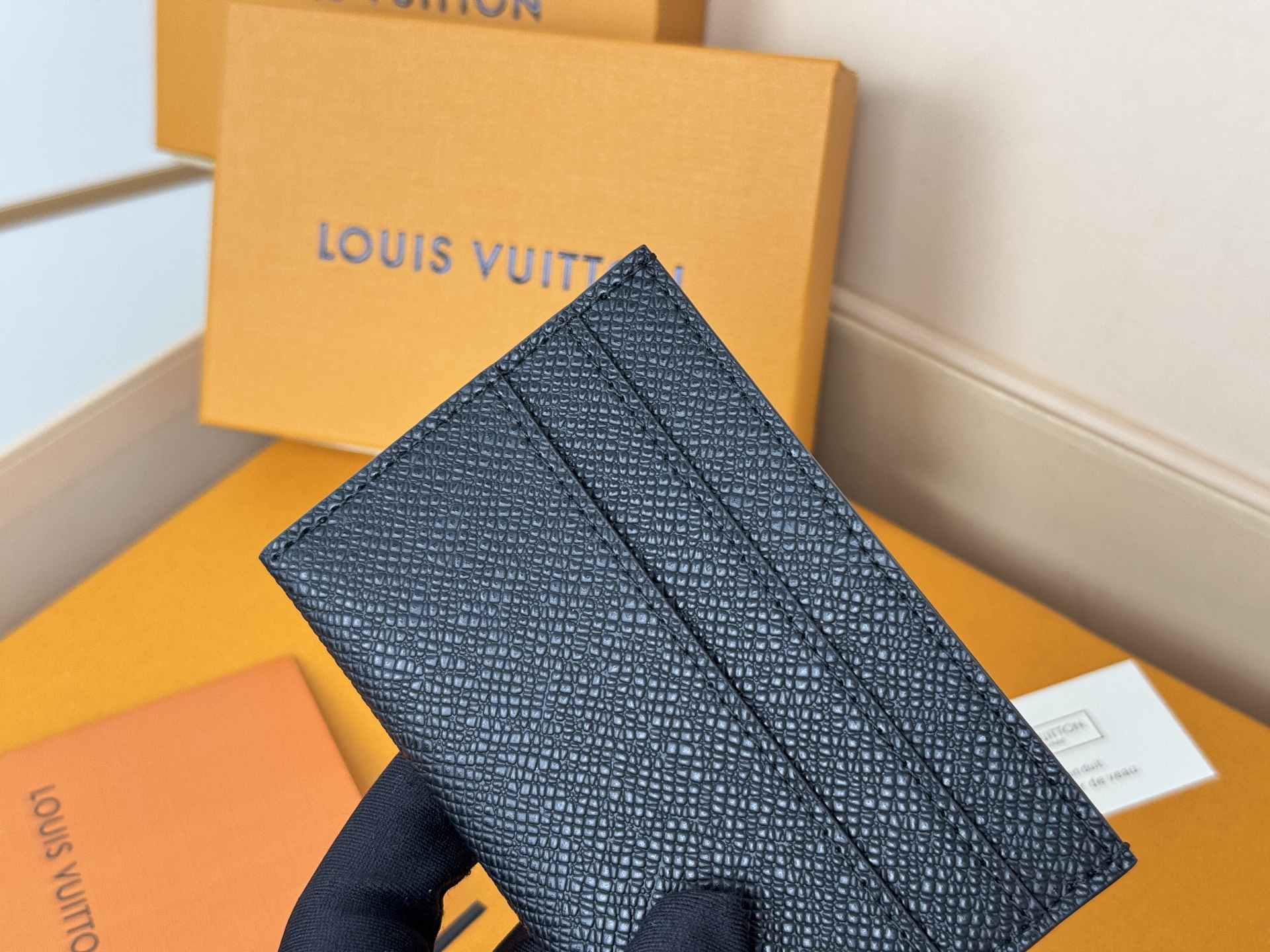 Louis Vuitton M32730十字纹独家 此款采用全新Monogram Eclipse涂层帆布材质的卡片夹风格靓丽而