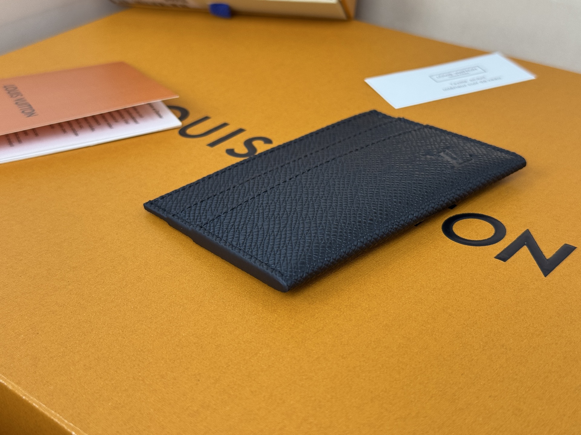 Louis Vuitton M32730十字纹独家 此款采用全新Monogram Eclipse涂层帆布材质的卡片夹风格靓丽而