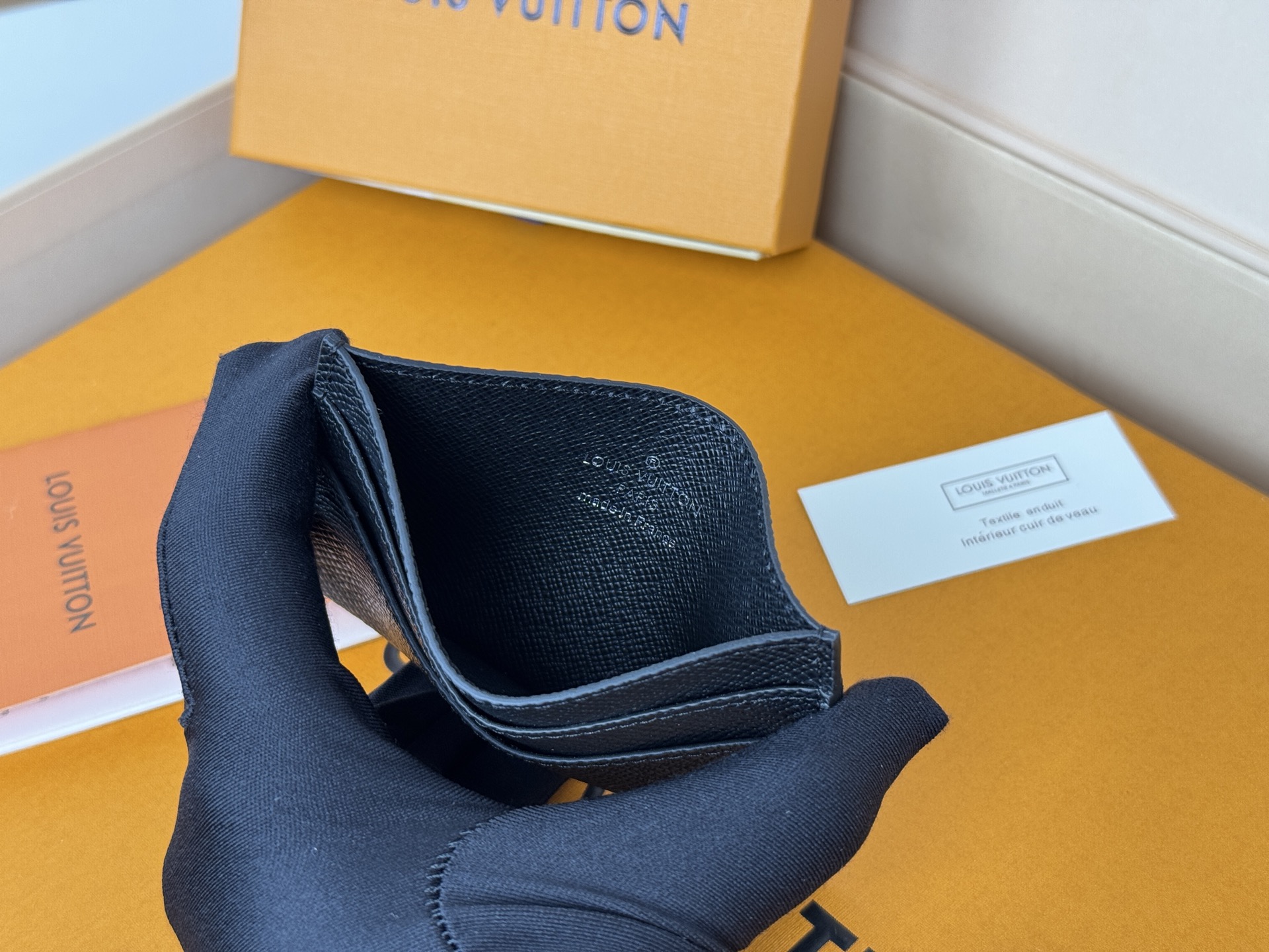 Louis Vuitton M32730十字纹独家 此款采用全新Monogram Eclipse涂层帆布材质的卡片夹风格靓丽而