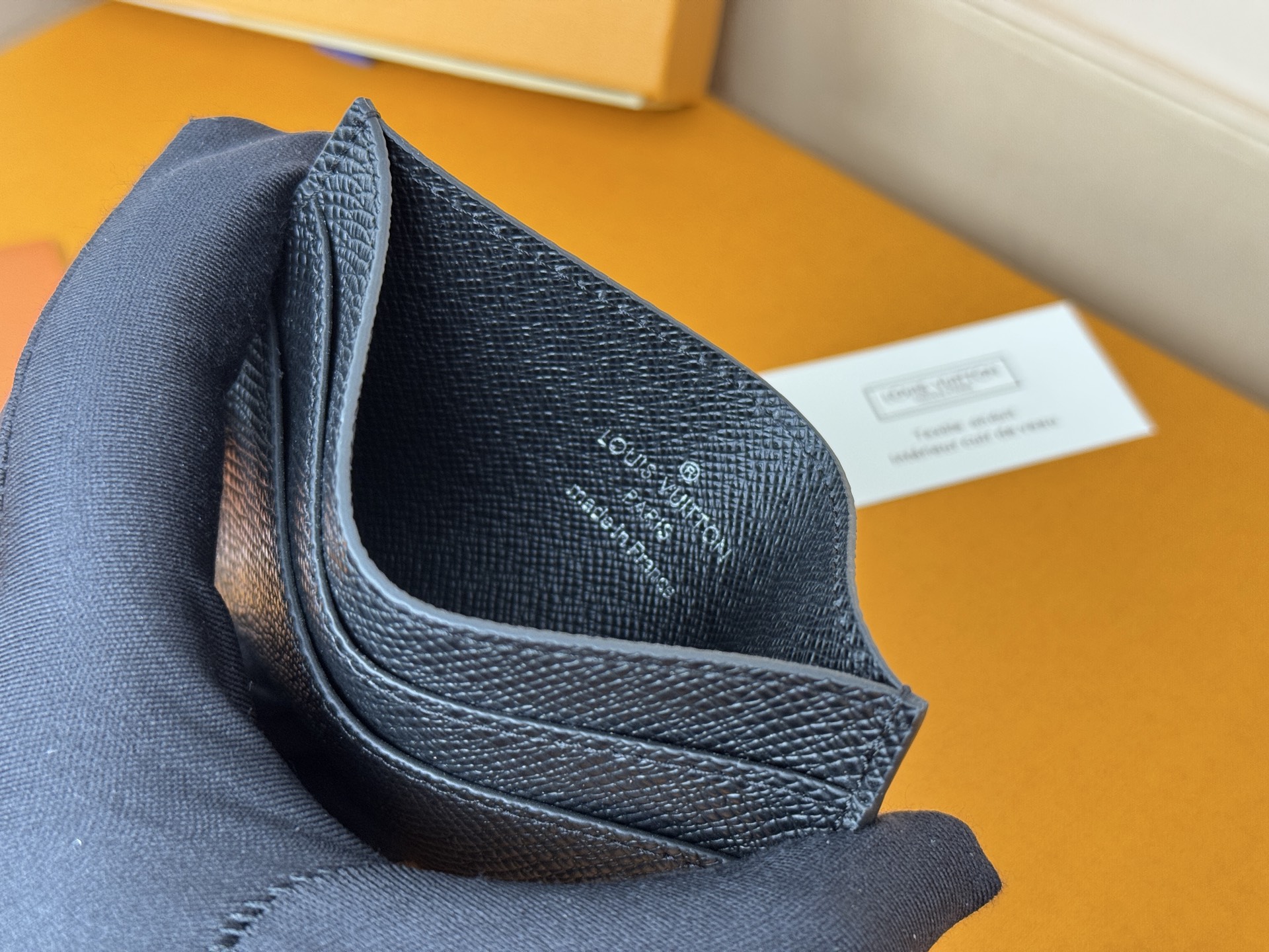 Louis Vuitton M32730十字纹独家 此款采用全新Monogram Eclipse涂层帆布材质的卡片夹风格靓丽而