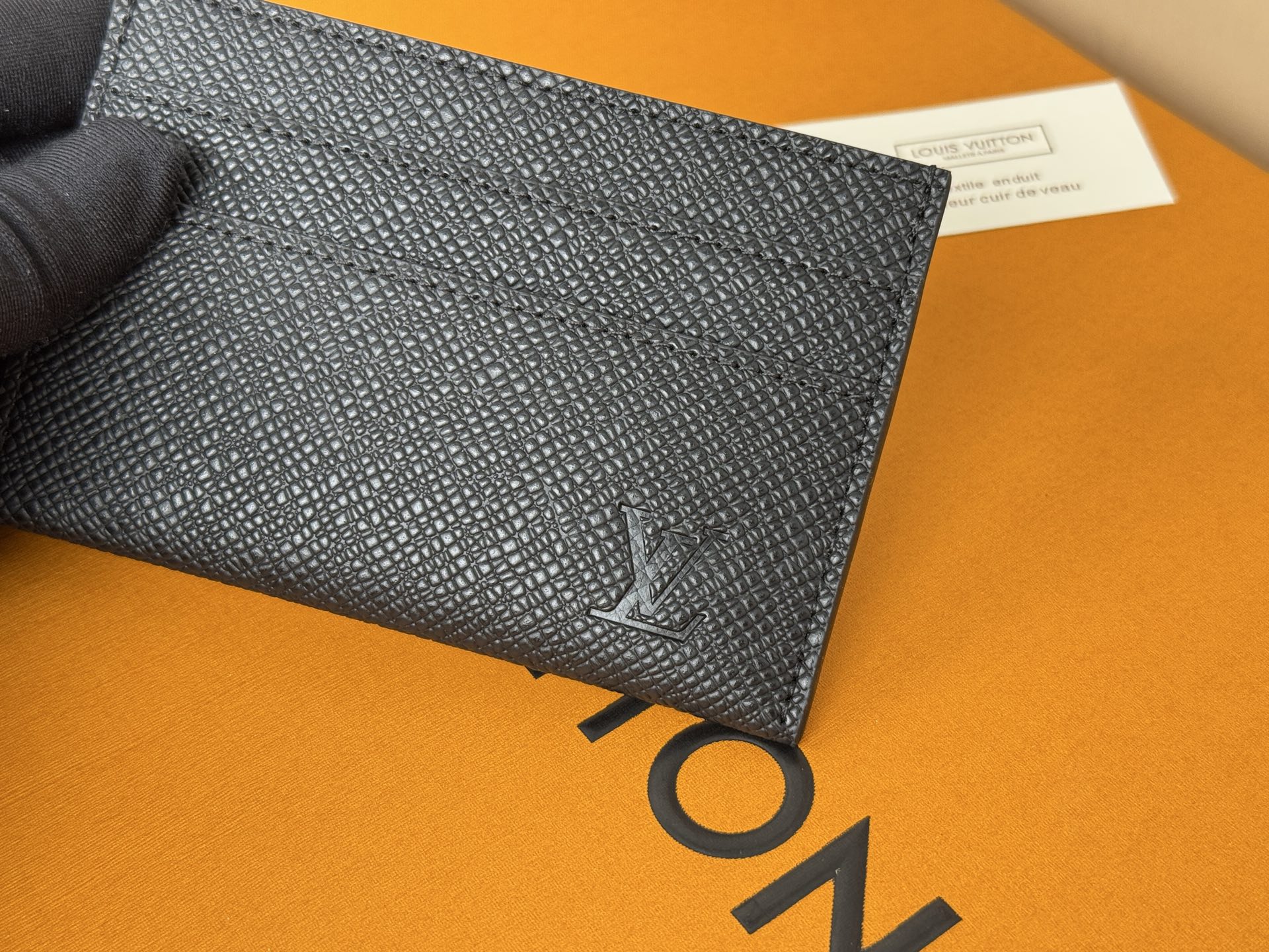Louis Vuitton M32730十字纹独家 此款采用全新Monogram Eclipse涂层帆布材质的卡片夹风格靓丽而
