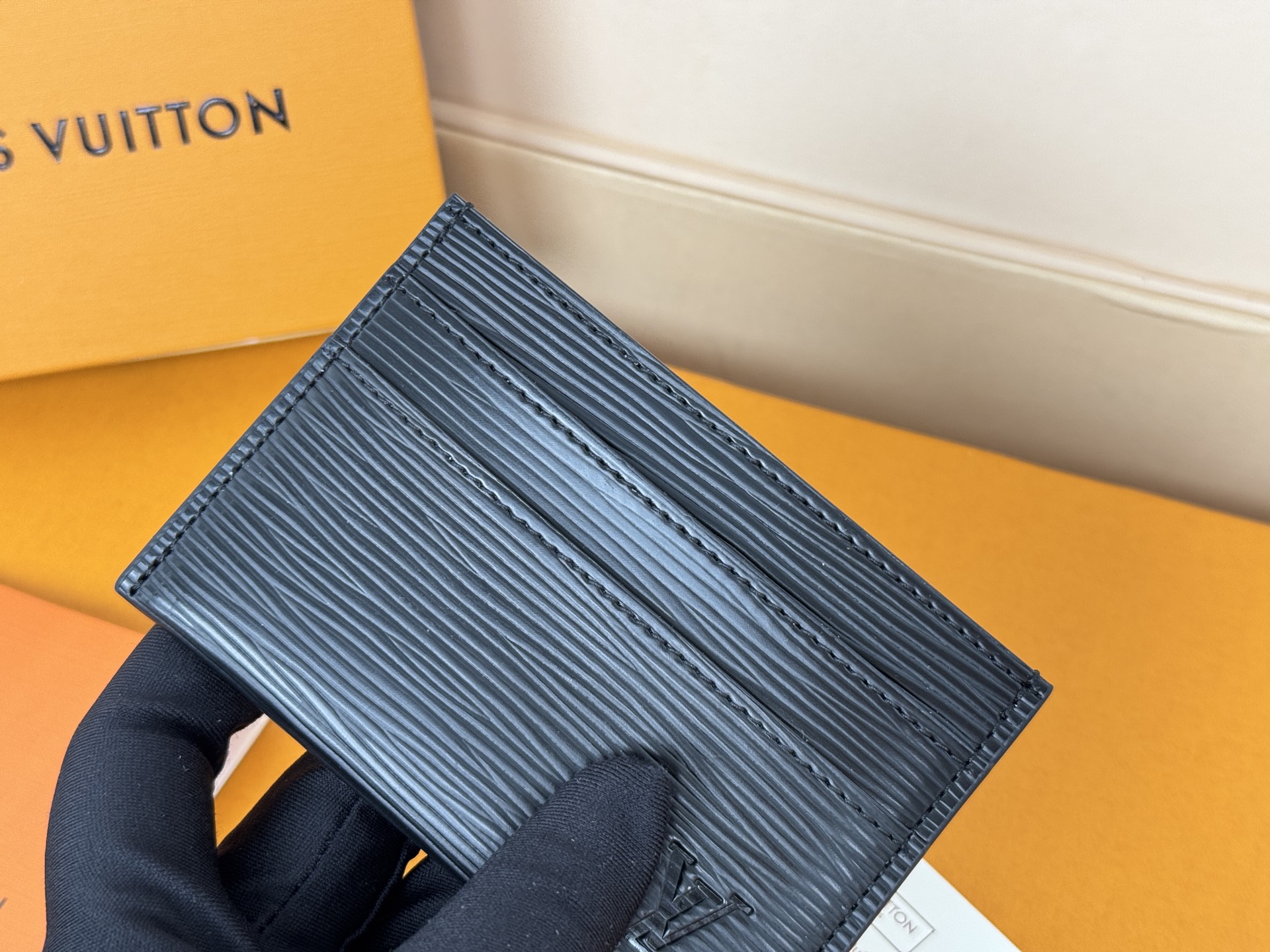 Louis Vuitton M62170水波纹-独家 此款采用全新Monogram Eclipse涂层帆布材质的卡片夹风格靓丽而