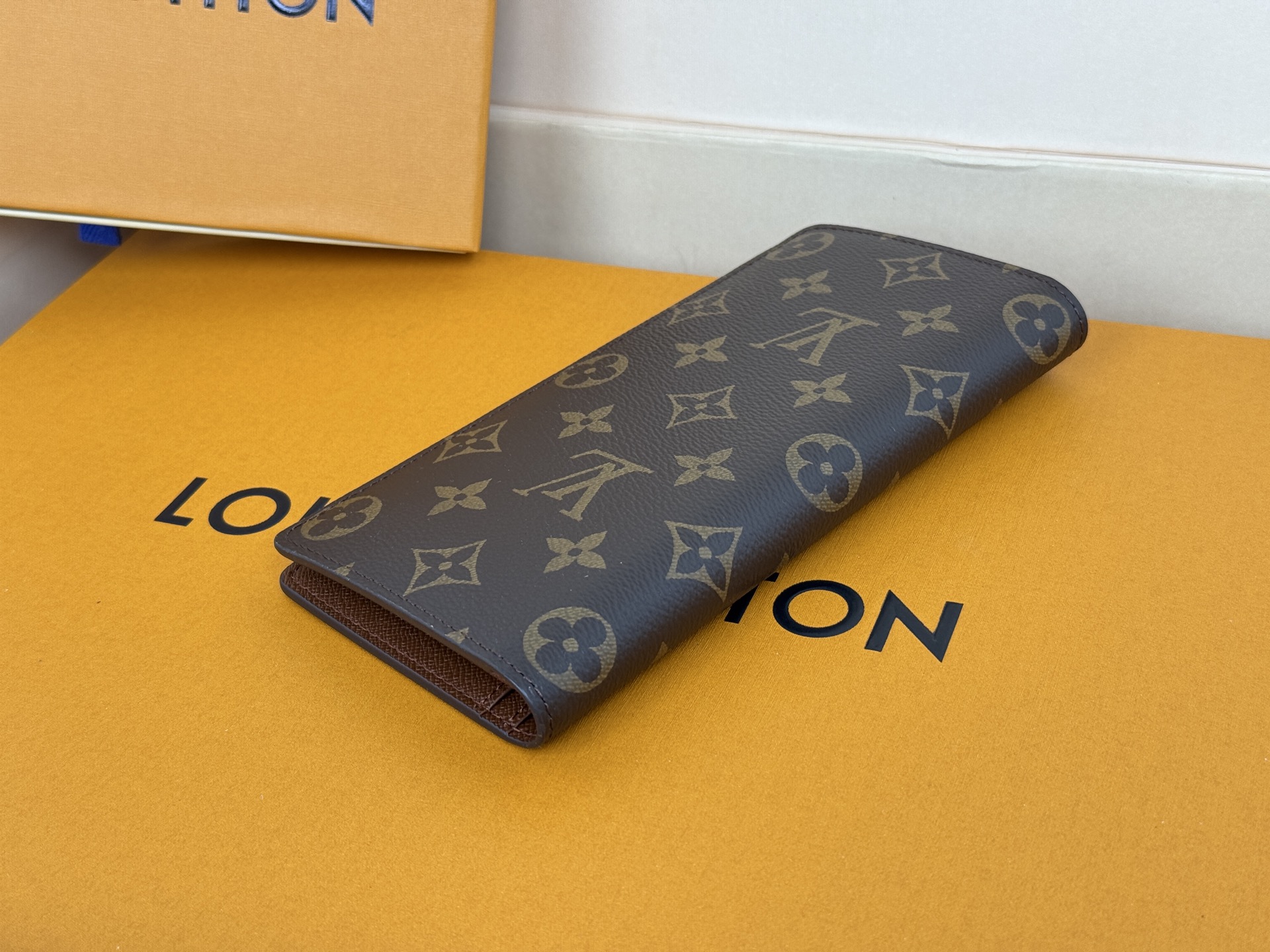 Louis Vuitton M66540老花 这款皮夹是为了纪念居住于非洲的探险家Pierre