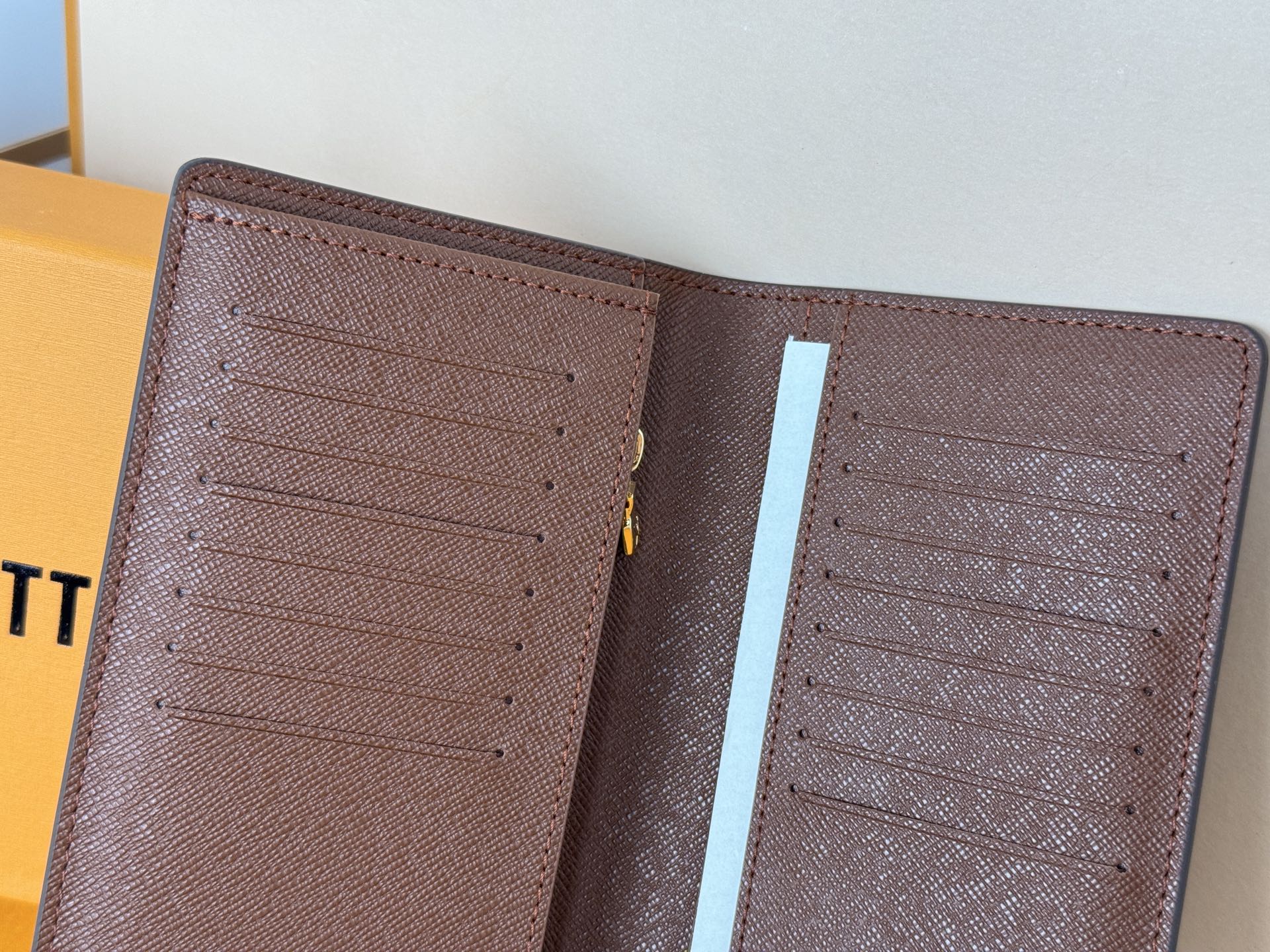 Louis Vuitton M66540老花 这款皮夹是为了纪念居住于非洲的探险家Pierre
