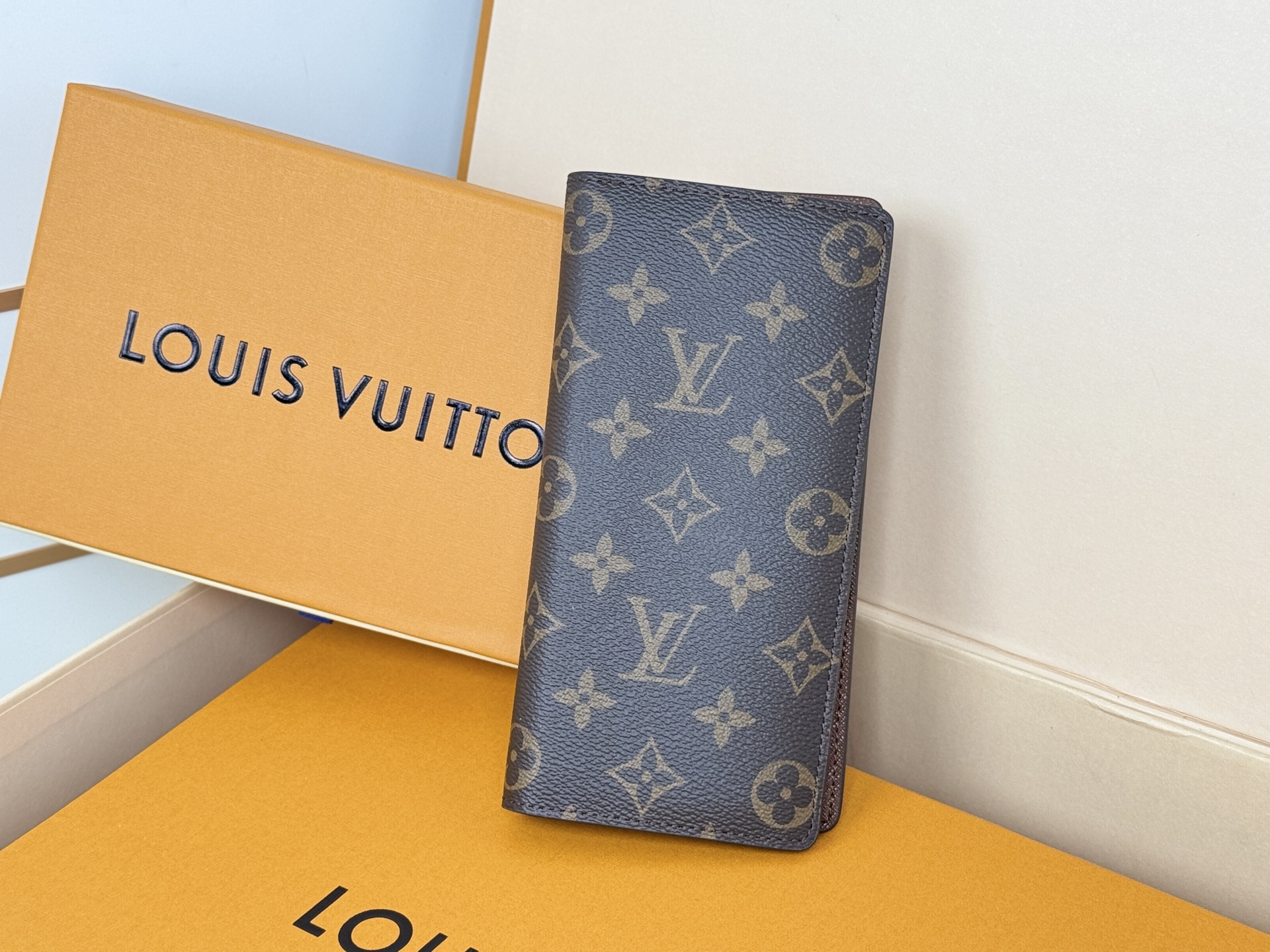 Louis Vuitton M66540老花 这款皮夹是为了纪念居住于非洲的探险家Pierre