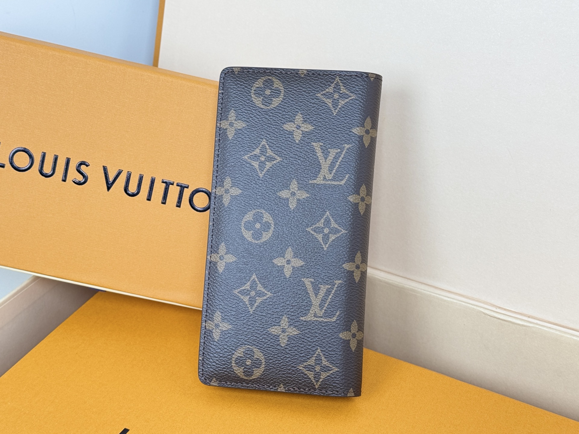 Louis Vuitton M66540老花 这款皮夹是为了纪念居住于非洲的探险家Pierre