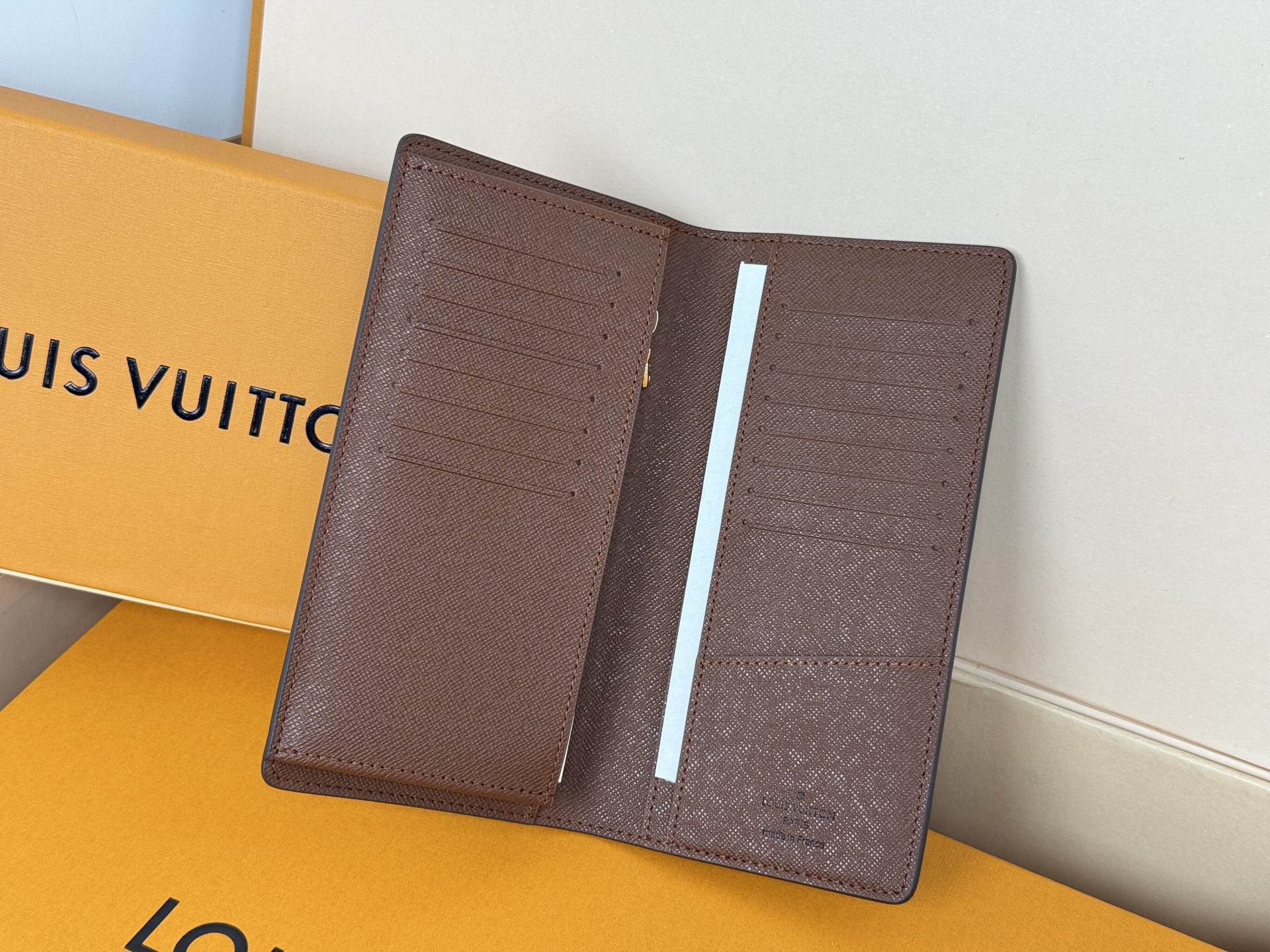 Louis Vuitton M66540老花 这款皮夹是为了纪念居住于非洲的探险家Pierre