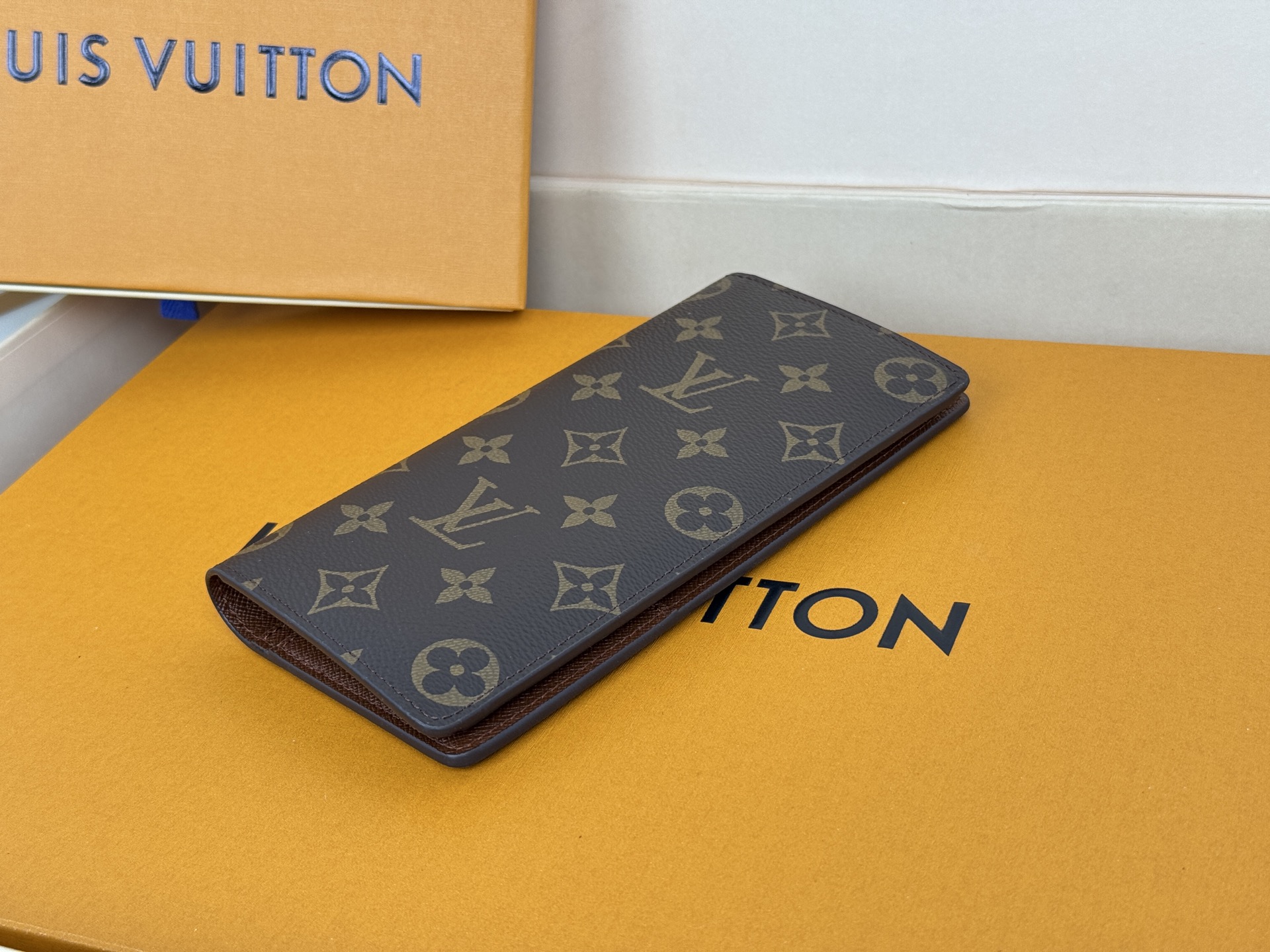 Louis Vuitton M66540老花 这款皮夹是为了纪念居住于非洲的探险家Pierre