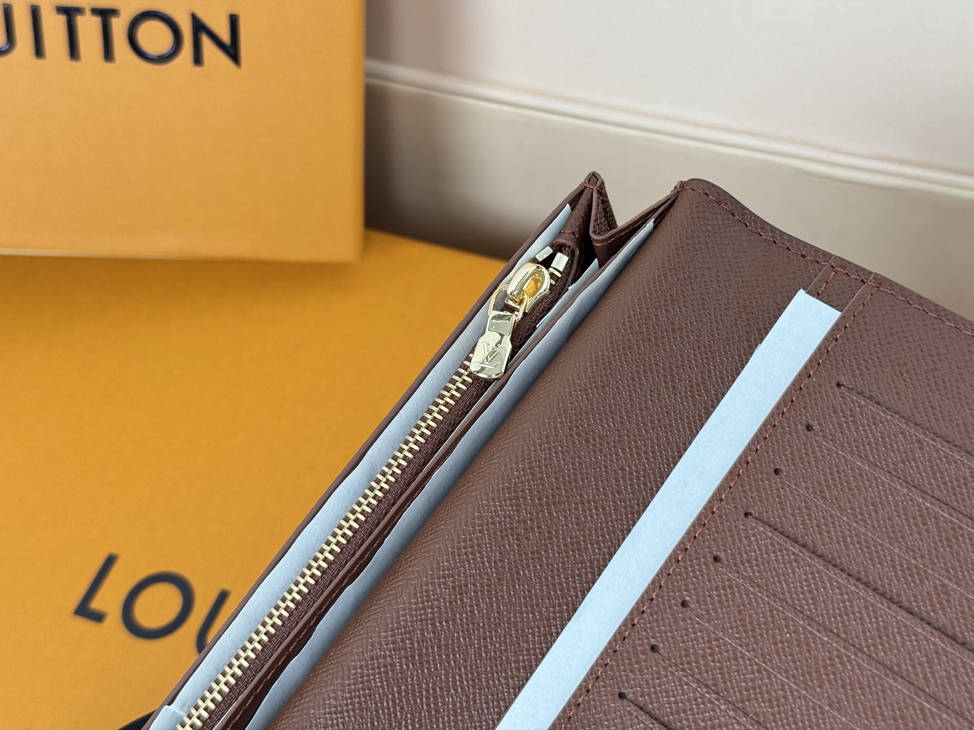 Louis Vuitton M66540老花 这款皮夹是为了纪念居住于非洲的探险家Pierre