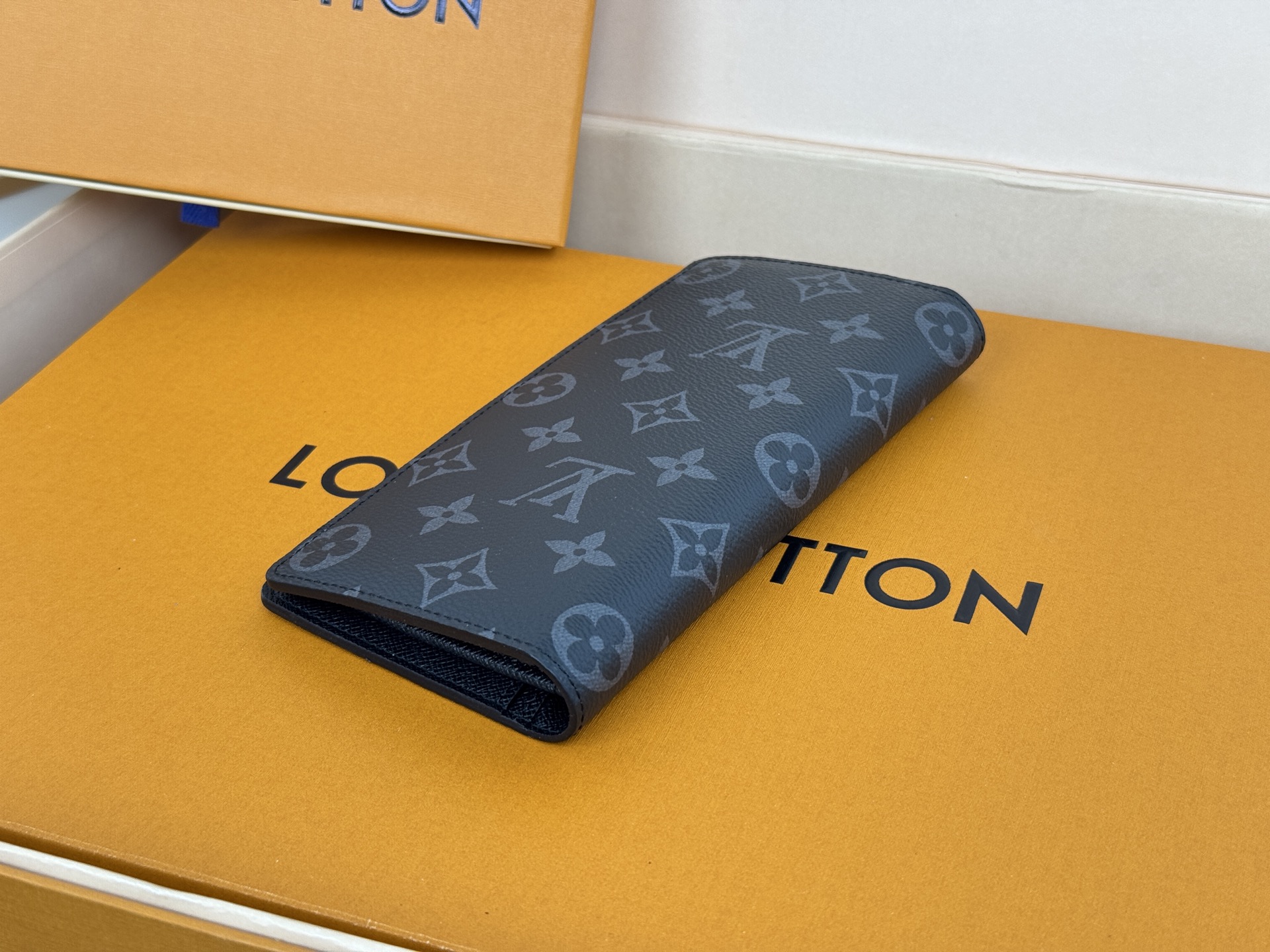 Louis Vuitton M61697黑花 66540这款皮夹是为了纪念居住于非洲的探险家Pierre