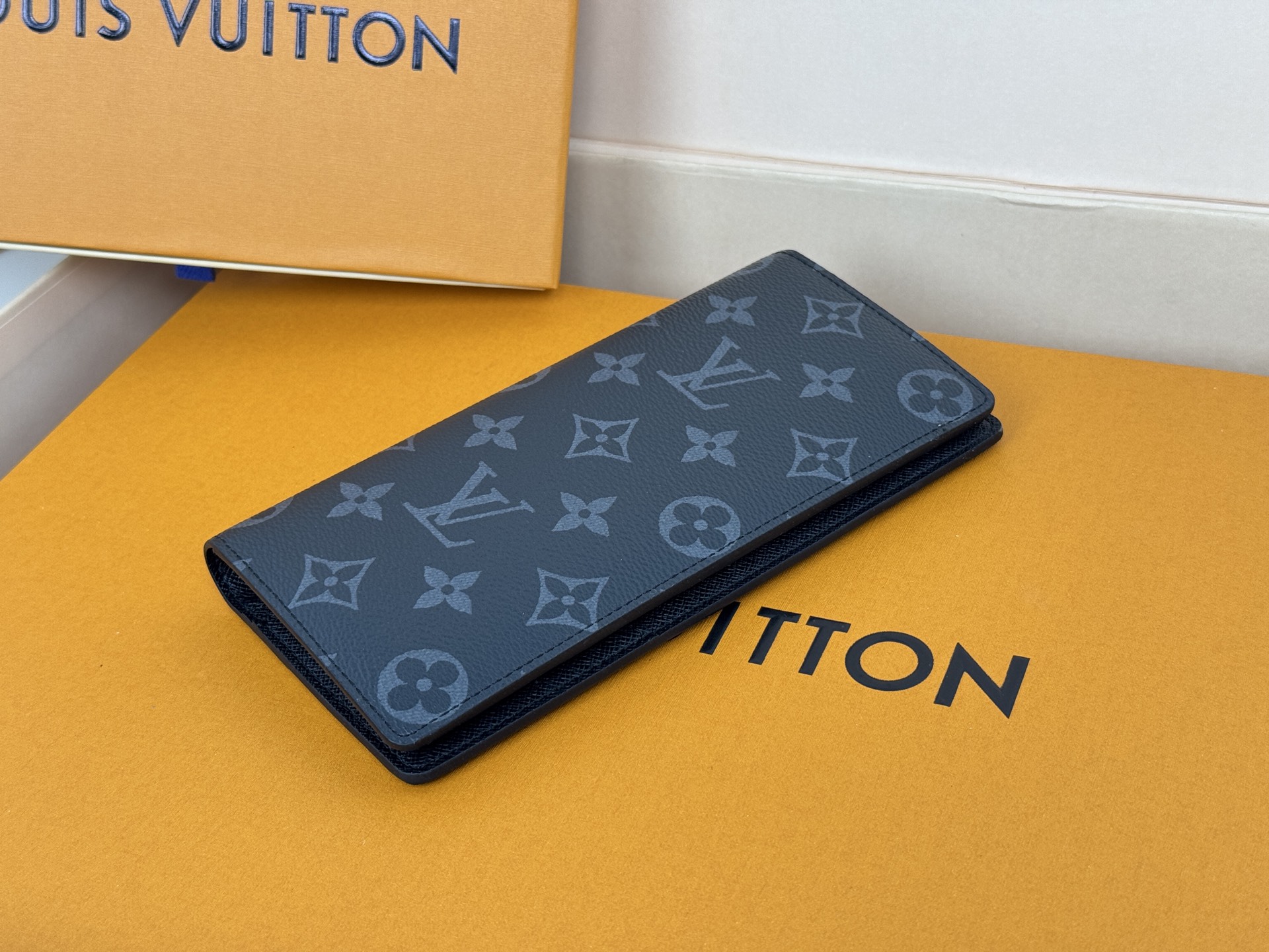 Louis Vuitton M61697黑花 66540这款皮夹是为了纪念居住于非洲的探险家Pierre