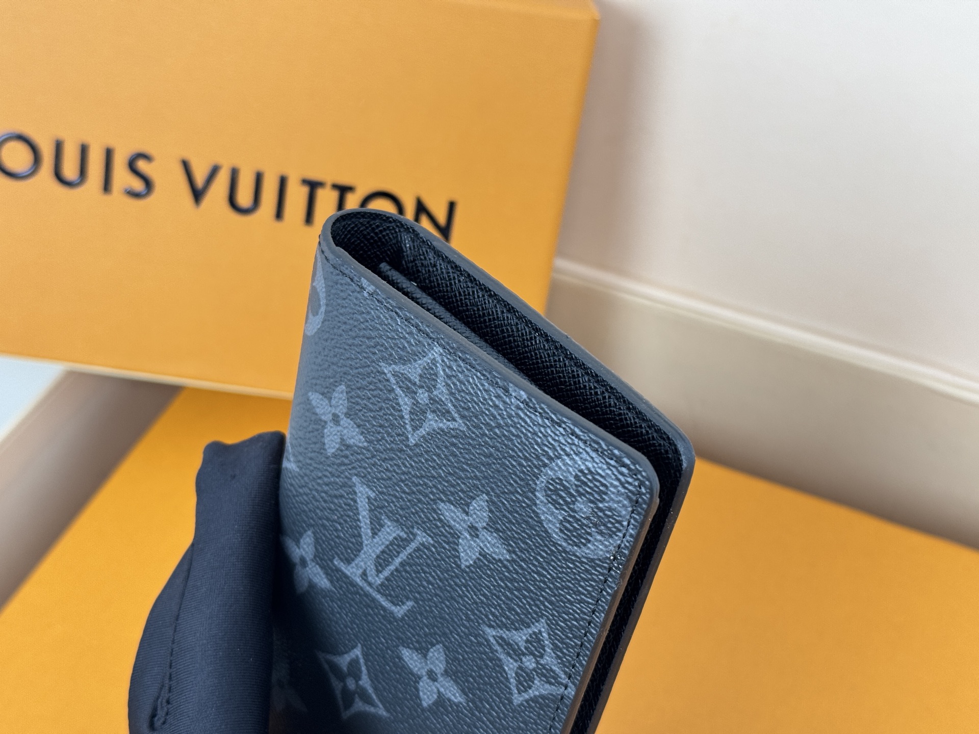 Louis Vuitton M61697黑花 66540这款皮夹是为了纪念居住于非洲的探险家Pierre